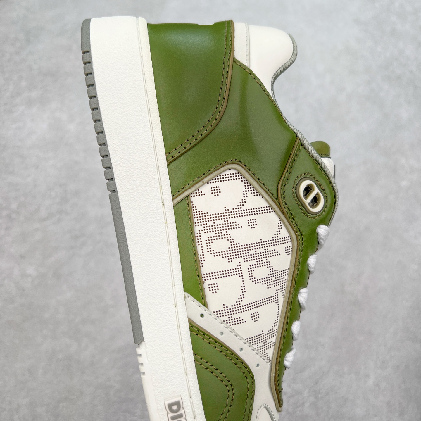 图片[6]-纯原 DIOR 迪奥 B27低帮 经典奢侈品休闲运动板鞋 东莞大厂生产 品质货真价实 代购级别 市面顶级版本 Oblique印花电秀 长时售卖 退换率超低这款B27运动鞋是DIOR的经典单品 和迪奥光滑牛皮革精心制作，侧面饰以米色和黑色提花Oblique印花镶边（激光冲孔）搭配CD lcon孔眼，双色橡胶鞋底，鞋舌和后跟处均饰以标志性细节，更显精致，时尚百搭，可为各种造型增光添彩 蓝色 奶油白色和迪奥灰光滑牛皮革 米色和黑色提花面料oblique印花 鞋底和鞋眼饰以DIOR标志 系带开合搭配CD·lcon孔眼网眼织物里料 双色橡胶外底 侧面缝线拼接结构 含防尘袋和一对鞋带 全套意大利正品包装 尺码 39 40 41 42 43 44 45 46-选品中心