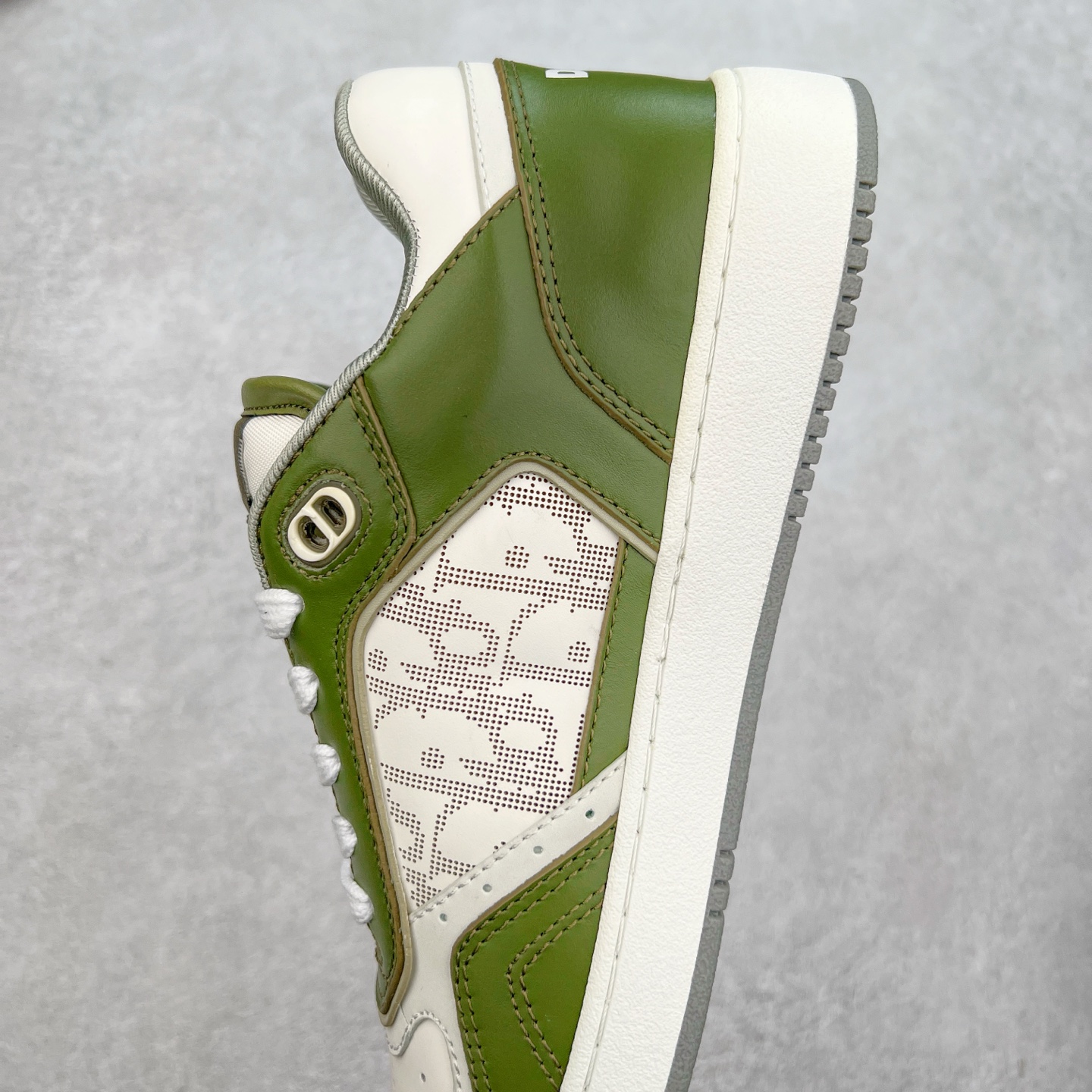 图片[7]-纯原 DIOR 迪奥 B27低帮 经典奢侈品休闲运动板鞋 东莞大厂生产 品质货真价实 代购级别 市面顶级版本 Oblique印花电秀 长时售卖 退换率超低这款B27运动鞋是DIOR的经典单品 和迪奥光滑牛皮革精心制作，侧面饰以米色和黑色提花Oblique印花镶边（激光冲孔）搭配CD lcon孔眼，双色橡胶鞋底，鞋舌和后跟处均饰以标志性细节，更显精致，时尚百搭，可为各种造型增光添彩 蓝色 奶油白色和迪奥灰光滑牛皮革 米色和黑色提花面料oblique印花 鞋底和鞋眼饰以DIOR标志 系带开合搭配CD·lcon孔眼网眼织物里料 双色橡胶外底 侧面缝线拼接结构 含防尘袋和一对鞋带 全套意大利正品包装 尺码 39 40 41 42 43 44 45 46-选品中心