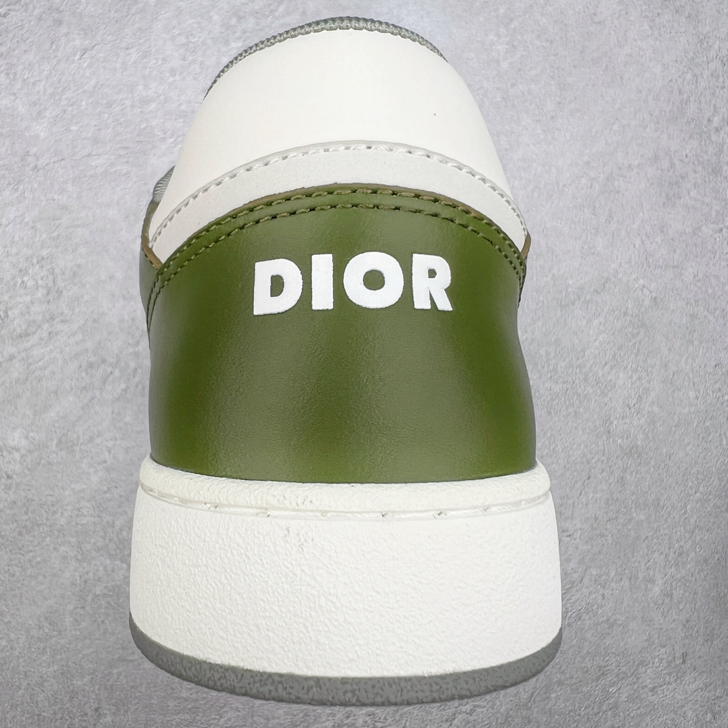 图片[8]-纯原 DIOR 迪奥 B27低帮 经典奢侈品休闲运动板鞋 东莞大厂生产 品质货真价实 代购级别 市面顶级版本 Oblique印花电秀 长时售卖 退换率超低这款B27运动鞋是DIOR的经典单品 和迪奥光滑牛皮革精心制作，侧面饰以米色和黑色提花Oblique印花镶边（激光冲孔）搭配CD lcon孔眼，双色橡胶鞋底，鞋舌和后跟处均饰以标志性细节，更显精致，时尚百搭，可为各种造型增光添彩 蓝色 奶油白色和迪奥灰光滑牛皮革 米色和黑色提花面料oblique印花 鞋底和鞋眼饰以DIOR标志 系带开合搭配CD·lcon孔眼网眼织物里料 双色橡胶外底 侧面缝线拼接结构 含防尘袋和一对鞋带 全套意大利正品包装 尺码 39 40 41 42 43 44 45 46-选品中心