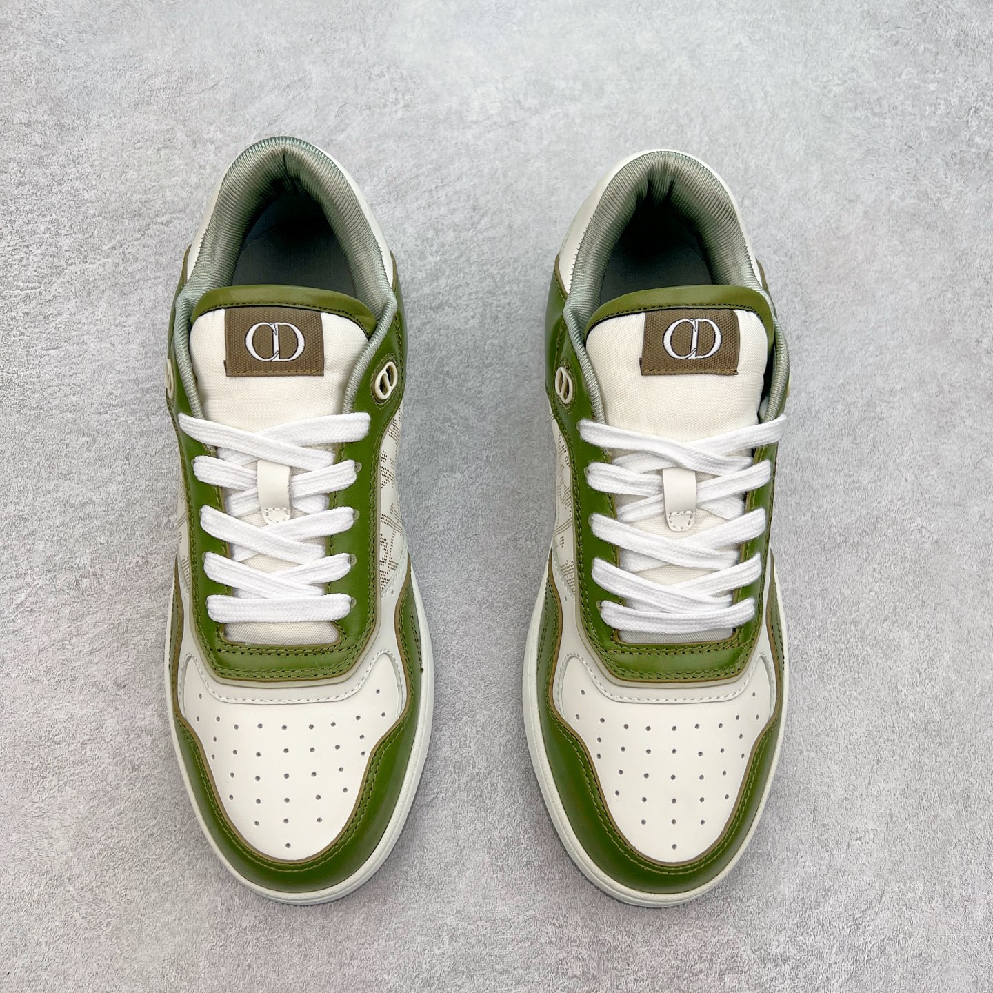 图片[2]-纯原 DIOR 迪奥 B27低帮 经典奢侈品休闲运动板鞋 东莞大厂生产 品质货真价实 代购级别 市面顶级版本 Oblique印花电秀 长时售卖 退换率超低这款B27运动鞋是DIOR的经典单品 和迪奥光滑牛皮革精心制作，侧面饰以米色和黑色提花Oblique印花镶边（激光冲孔）搭配CD lcon孔眼，双色橡胶鞋底，鞋舌和后跟处均饰以标志性细节，更显精致，时尚百搭，可为各种造型增光添彩 蓝色 奶油白色和迪奥灰光滑牛皮革 米色和黑色提花面料oblique印花 鞋底和鞋眼饰以DIOR标志 系带开合搭配CD·lcon孔眼网眼织物里料 双色橡胶外底 侧面缝线拼接结构 含防尘袋和一对鞋带 全套意大利正品包装 尺码 39 40 41 42 43 44 45 46-选品中心