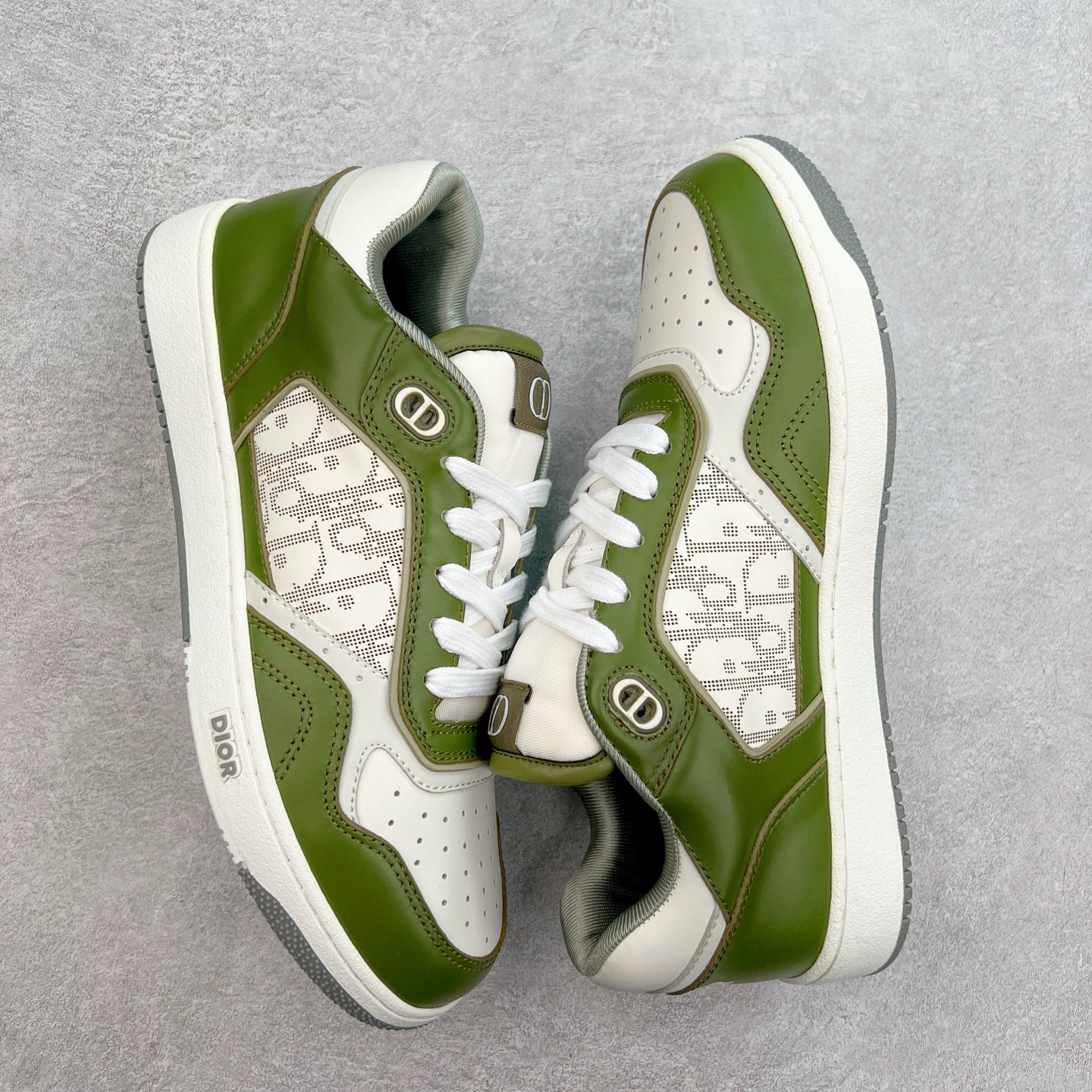 图片[3]-纯原 DIOR 迪奥 B27低帮 经典奢侈品休闲运动板鞋 东莞大厂生产 品质货真价实 代购级别 市面顶级版本 Oblique印花电秀 长时售卖 退换率超低这款B27运动鞋是DIOR的经典单品 和迪奥光滑牛皮革精心制作，侧面饰以米色和黑色提花Oblique印花镶边（激光冲孔）搭配CD lcon孔眼，双色橡胶鞋底，鞋舌和后跟处均饰以标志性细节，更显精致，时尚百搭，可为各种造型增光添彩 蓝色 奶油白色和迪奥灰光滑牛皮革 米色和黑色提花面料oblique印花 鞋底和鞋眼饰以DIOR标志 系带开合搭配CD·lcon孔眼网眼织物里料 双色橡胶外底 侧面缝线拼接结构 含防尘袋和一对鞋带 全套意大利正品包装 尺码 39 40 41 42 43 44 45 46-选品中心