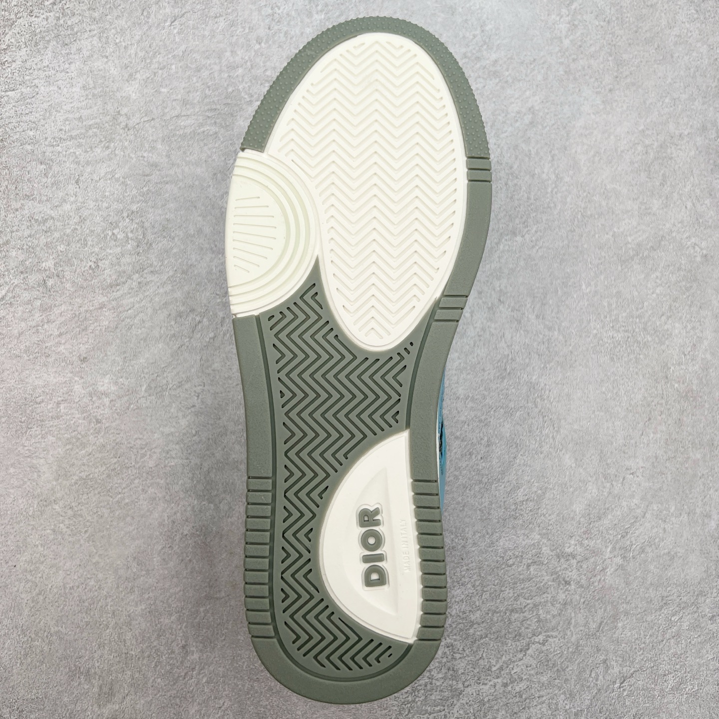 图片[9]-纯原 DIOR 迪奥 B27低帮 经典奢侈品休闲运动板鞋 东莞大厂生产 品质货真价实 代购级别 市面顶级版本 Oblique印花电秀 长时售卖 退换率超低这款B27运动鞋是DIOR的经典单品 和迪奥光滑牛皮革精心制作，侧面饰以米色和黑色提花Oblique印花镶边（激光冲孔）搭配CD lcon孔眼，双色橡胶鞋底，鞋舌和后跟处均饰以标志性细节，更显精致，时尚百搭，可为各种造型增光添彩 蓝色 奶油白色和迪奥灰光滑牛皮革 米色和黑色提花面料oblique印花 鞋底和鞋眼饰以DIOR标志 系带开合搭配CD·lcon孔眼网眼织物里料 双色橡胶外底 侧面缝线拼接结构 含防尘袋和一对鞋带 全套意大利正品包装 尺码 39 40 41 42 43 44 45 46-选品中心