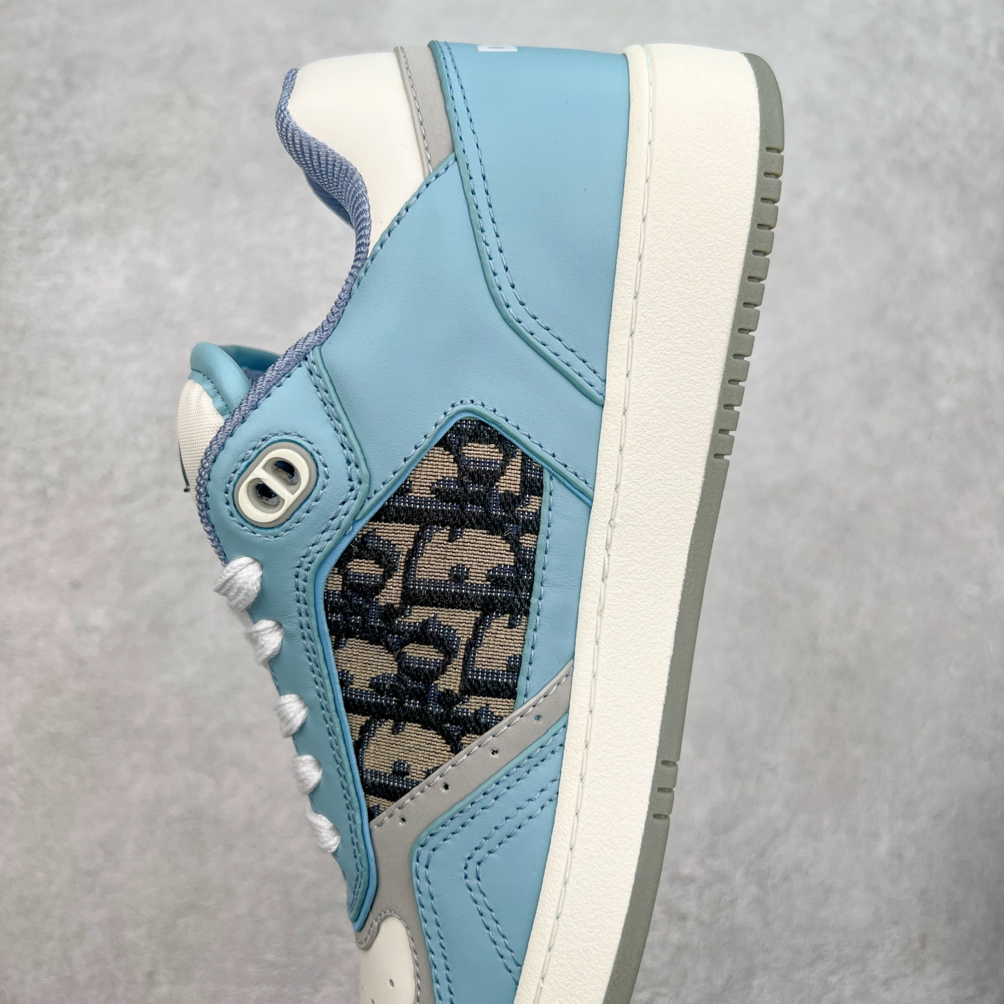 图片[7]-纯原 DIOR 迪奥 B27低帮 经典奢侈品休闲运动板鞋 东莞大厂生产 品质货真价实 代购级别 市面顶级版本 Oblique印花电秀 长时售卖 退换率超低这款B27运动鞋是DIOR的经典单品 和迪奥光滑牛皮革精心制作，侧面饰以米色和黑色提花Oblique印花镶边（激光冲孔）搭配CD lcon孔眼，双色橡胶鞋底，鞋舌和后跟处均饰以标志性细节，更显精致，时尚百搭，可为各种造型增光添彩 蓝色 奶油白色和迪奥灰光滑牛皮革 米色和黑色提花面料oblique印花 鞋底和鞋眼饰以DIOR标志 系带开合搭配CD·lcon孔眼网眼织物里料 双色橡胶外底 侧面缝线拼接结构 含防尘袋和一对鞋带 全套意大利正品包装 尺码 39 40 41 42 43 44 45 46-选品中心