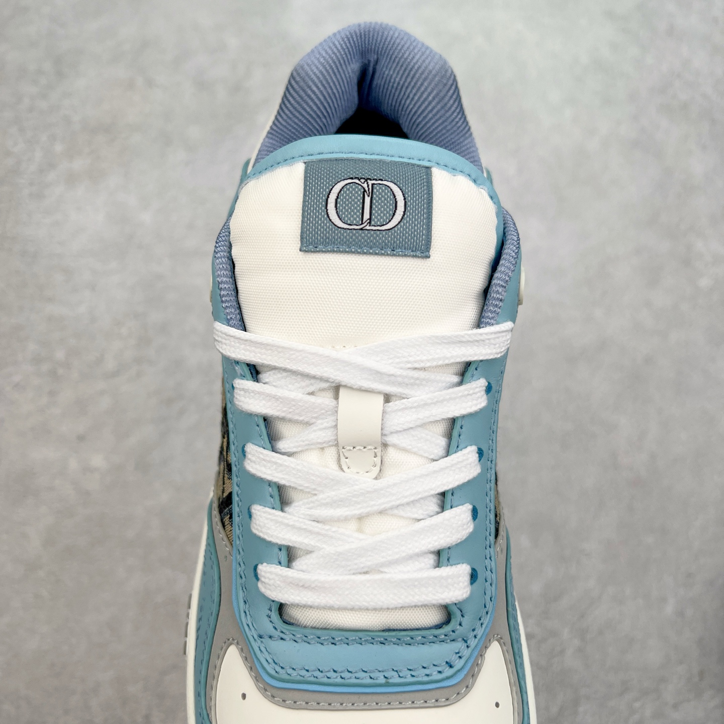 图片[5]-纯原 DIOR 迪奥 B27低帮 经典奢侈品休闲运动板鞋 东莞大厂生产 品质货真价实 代购级别 市面顶级版本 Oblique印花电秀 长时售卖 退换率超低这款B27运动鞋是DIOR的经典单品 和迪奥光滑牛皮革精心制作，侧面饰以米色和黑色提花Oblique印花镶边（激光冲孔）搭配CD lcon孔眼，双色橡胶鞋底，鞋舌和后跟处均饰以标志性细节，更显精致，时尚百搭，可为各种造型增光添彩 蓝色 奶油白色和迪奥灰光滑牛皮革 米色和黑色提花面料oblique印花 鞋底和鞋眼饰以DIOR标志 系带开合搭配CD·lcon孔眼网眼织物里料 双色橡胶外底 侧面缝线拼接结构 含防尘袋和一对鞋带 全套意大利正品包装 尺码 39 40 41 42 43 44 45 46-选品中心