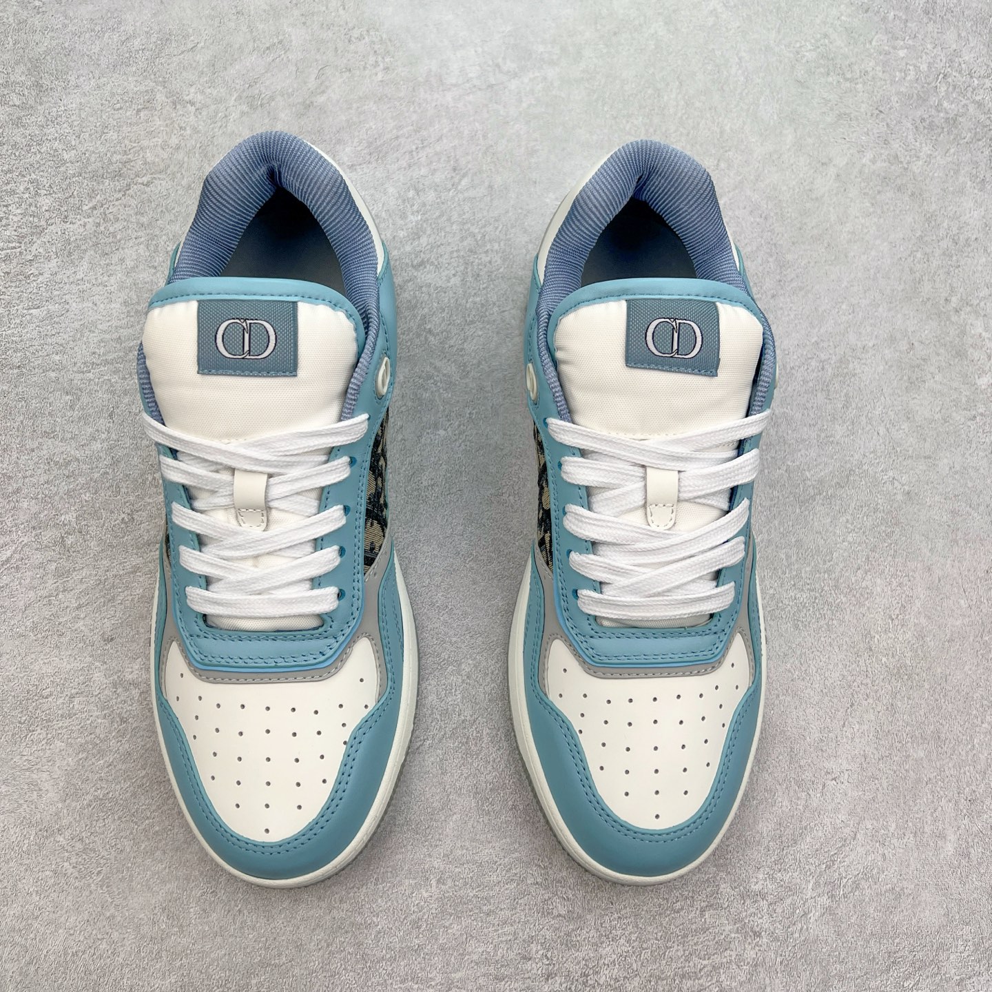 图片[2]-纯原 DIOR 迪奥 B27低帮 经典奢侈品休闲运动板鞋 东莞大厂生产 品质货真价实 代购级别 市面顶级版本 Oblique印花电秀 长时售卖 退换率超低这款B27运动鞋是DIOR的经典单品 和迪奥光滑牛皮革精心制作，侧面饰以米色和黑色提花Oblique印花镶边（激光冲孔）搭配CD lcon孔眼，双色橡胶鞋底，鞋舌和后跟处均饰以标志性细节，更显精致，时尚百搭，可为各种造型增光添彩 蓝色 奶油白色和迪奥灰光滑牛皮革 米色和黑色提花面料oblique印花 鞋底和鞋眼饰以DIOR标志 系带开合搭配CD·lcon孔眼网眼织物里料 双色橡胶外底 侧面缝线拼接结构 含防尘袋和一对鞋带 全套意大利正品包装 尺码 39 40 41 42 43 44 45 46-选品中心