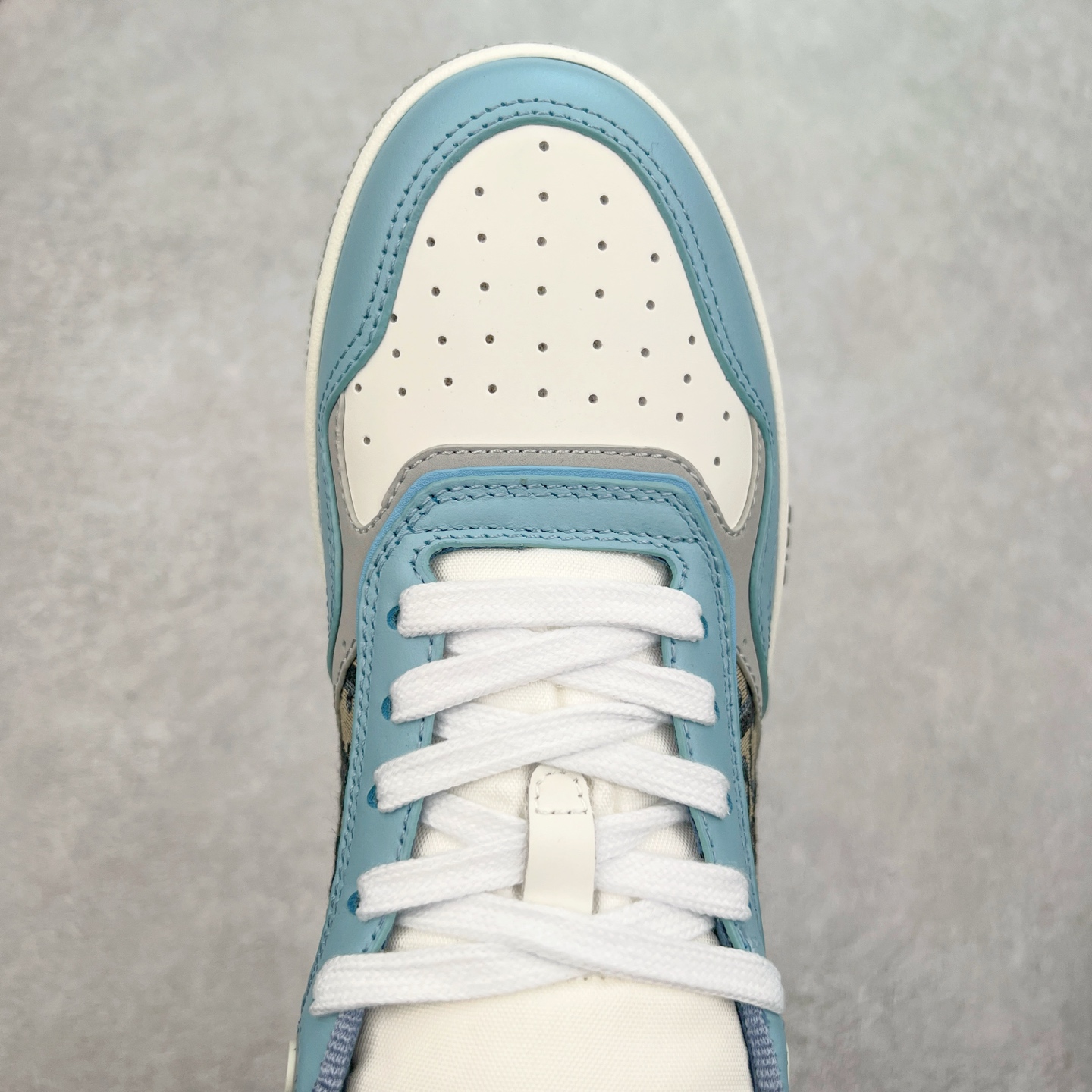 图片[4]-纯原 DIOR 迪奥 B27低帮 经典奢侈品休闲运动板鞋 东莞大厂生产 品质货真价实 代购级别 市面顶级版本 Oblique印花电秀 长时售卖 退换率超低这款B27运动鞋是DIOR的经典单品 和迪奥光滑牛皮革精心制作，侧面饰以米色和黑色提花Oblique印花镶边（激光冲孔）搭配CD lcon孔眼，双色橡胶鞋底，鞋舌和后跟处均饰以标志性细节，更显精致，时尚百搭，可为各种造型增光添彩 蓝色 奶油白色和迪奥灰光滑牛皮革 米色和黑色提花面料oblique印花 鞋底和鞋眼饰以DIOR标志 系带开合搭配CD·lcon孔眼网眼织物里料 双色橡胶外底 侧面缝线拼接结构 含防尘袋和一对鞋带 全套意大利正品包装 尺码 39 40 41 42 43 44 45 46-选品中心