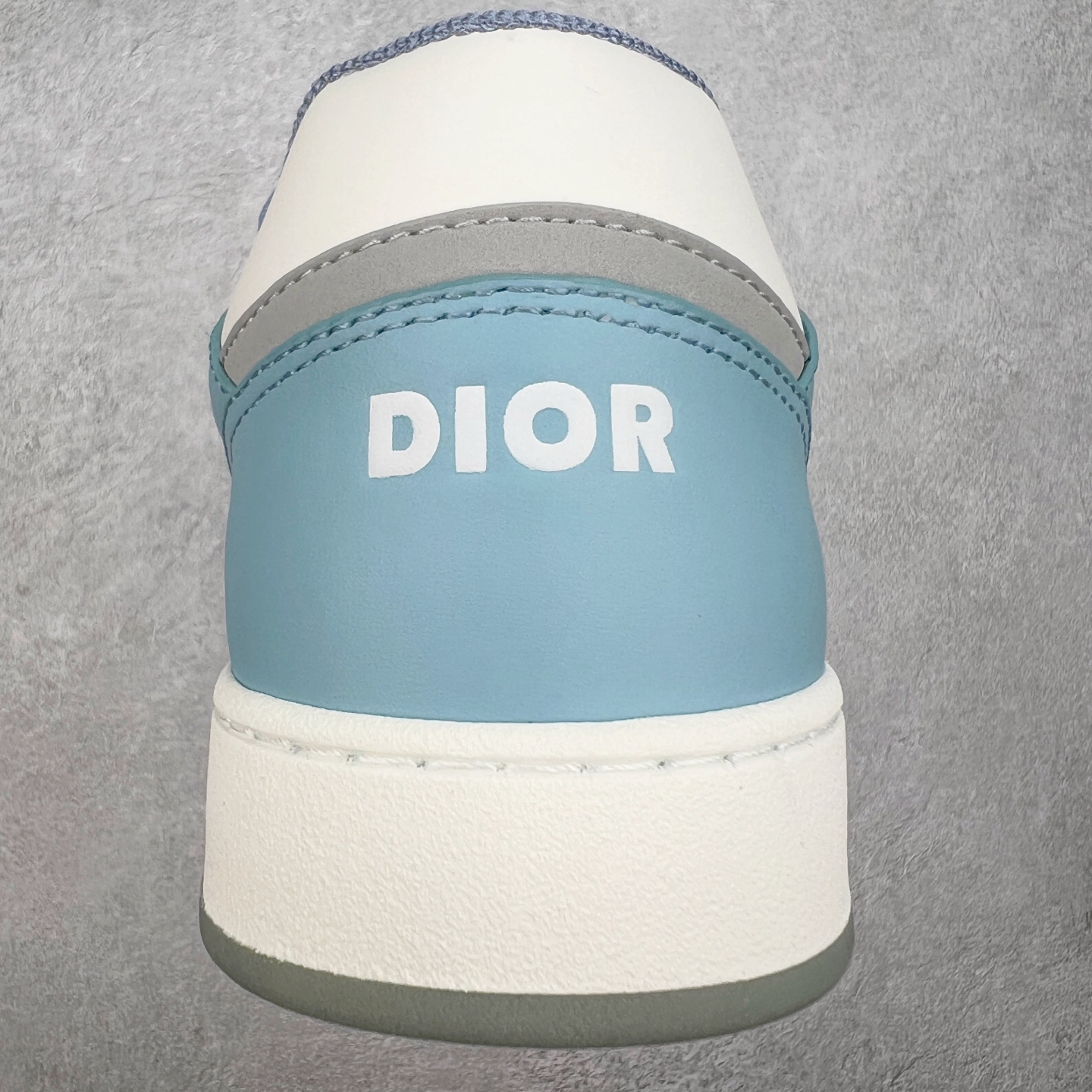 图片[8]-纯原 DIOR 迪奥 B27低帮 经典奢侈品休闲运动板鞋 东莞大厂生产 品质货真价实 代购级别 市面顶级版本 Oblique印花电秀 长时售卖 退换率超低这款B27运动鞋是DIOR的经典单品 和迪奥光滑牛皮革精心制作，侧面饰以米色和黑色提花Oblique印花镶边（激光冲孔）搭配CD lcon孔眼，双色橡胶鞋底，鞋舌和后跟处均饰以标志性细节，更显精致，时尚百搭，可为各种造型增光添彩 蓝色 奶油白色和迪奥灰光滑牛皮革 米色和黑色提花面料oblique印花 鞋底和鞋眼饰以DIOR标志 系带开合搭配CD·lcon孔眼网眼织物里料 双色橡胶外底 侧面缝线拼接结构 含防尘袋和一对鞋带 全套意大利正品包装 尺码 39 40 41 42 43 44 45 46-选品中心