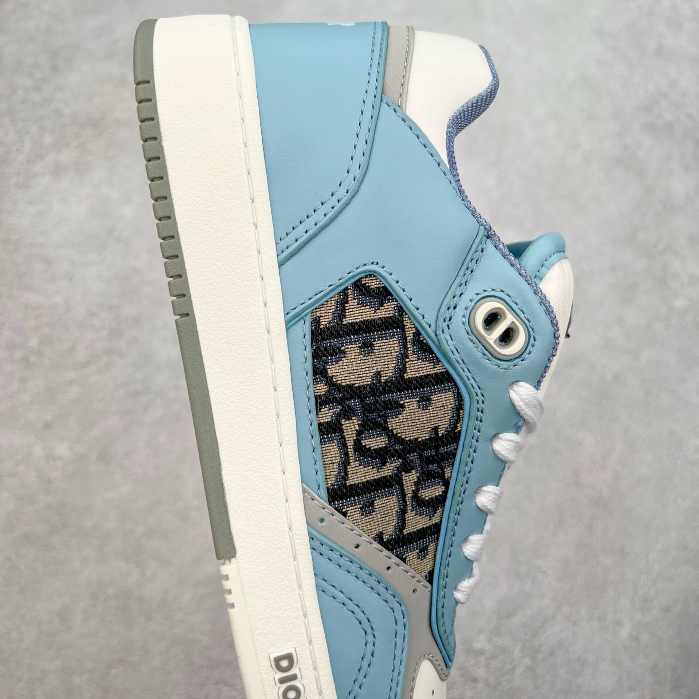 图片[6]-纯原 DIOR 迪奥 B27低帮 经典奢侈品休闲运动板鞋 东莞大厂生产 品质货真价实 代购级别 市面顶级版本 Oblique印花电秀 长时售卖 退换率超低这款B27运动鞋是DIOR的经典单品 和迪奥光滑牛皮革精心制作，侧面饰以米色和黑色提花Oblique印花镶边（激光冲孔）搭配CD lcon孔眼，双色橡胶鞋底，鞋舌和后跟处均饰以标志性细节，更显精致，时尚百搭，可为各种造型增光添彩 蓝色 奶油白色和迪奥灰光滑牛皮革 米色和黑色提花面料oblique印花 鞋底和鞋眼饰以DIOR标志 系带开合搭配CD·lcon孔眼网眼织物里料 双色橡胶外底 侧面缝线拼接结构 含防尘袋和一对鞋带 全套意大利正品包装 尺码 39 40 41 42 43 44 45 46-选品中心