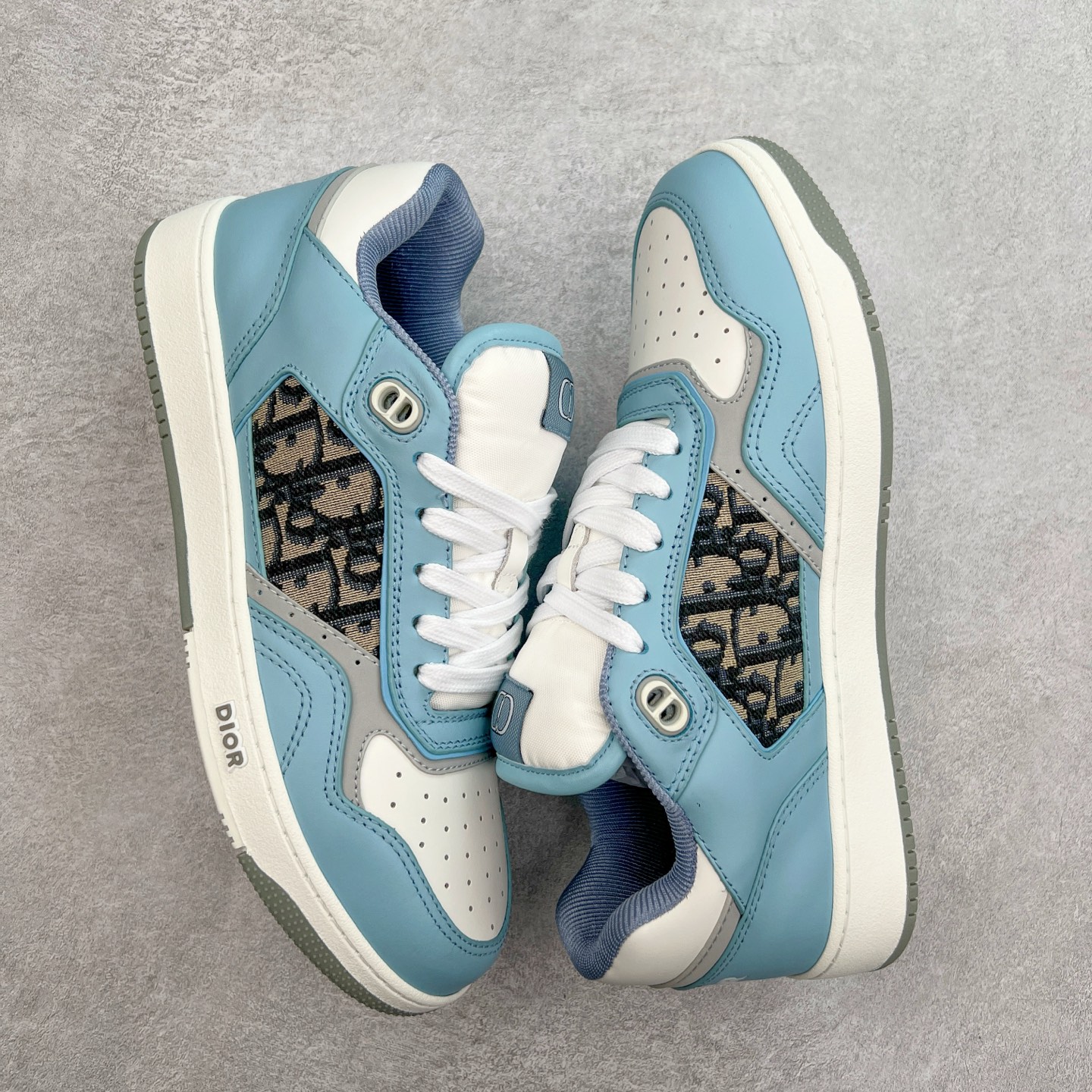 图片[3]-纯原 DIOR 迪奥 B27低帮 经典奢侈品休闲运动板鞋 东莞大厂生产 品质货真价实 代购级别 市面顶级版本 Oblique印花电秀 长时售卖 退换率超低这款B27运动鞋是DIOR的经典单品 和迪奥光滑牛皮革精心制作，侧面饰以米色和黑色提花Oblique印花镶边（激光冲孔）搭配CD lcon孔眼，双色橡胶鞋底，鞋舌和后跟处均饰以标志性细节，更显精致，时尚百搭，可为各种造型增光添彩 蓝色 奶油白色和迪奥灰光滑牛皮革 米色和黑色提花面料oblique印花 鞋底和鞋眼饰以DIOR标志 系带开合搭配CD·lcon孔眼网眼织物里料 双色橡胶外底 侧面缝线拼接结构 含防尘袋和一对鞋带 全套意大利正品包装 尺码 39 40 41 42 43 44 45 46-选品中心