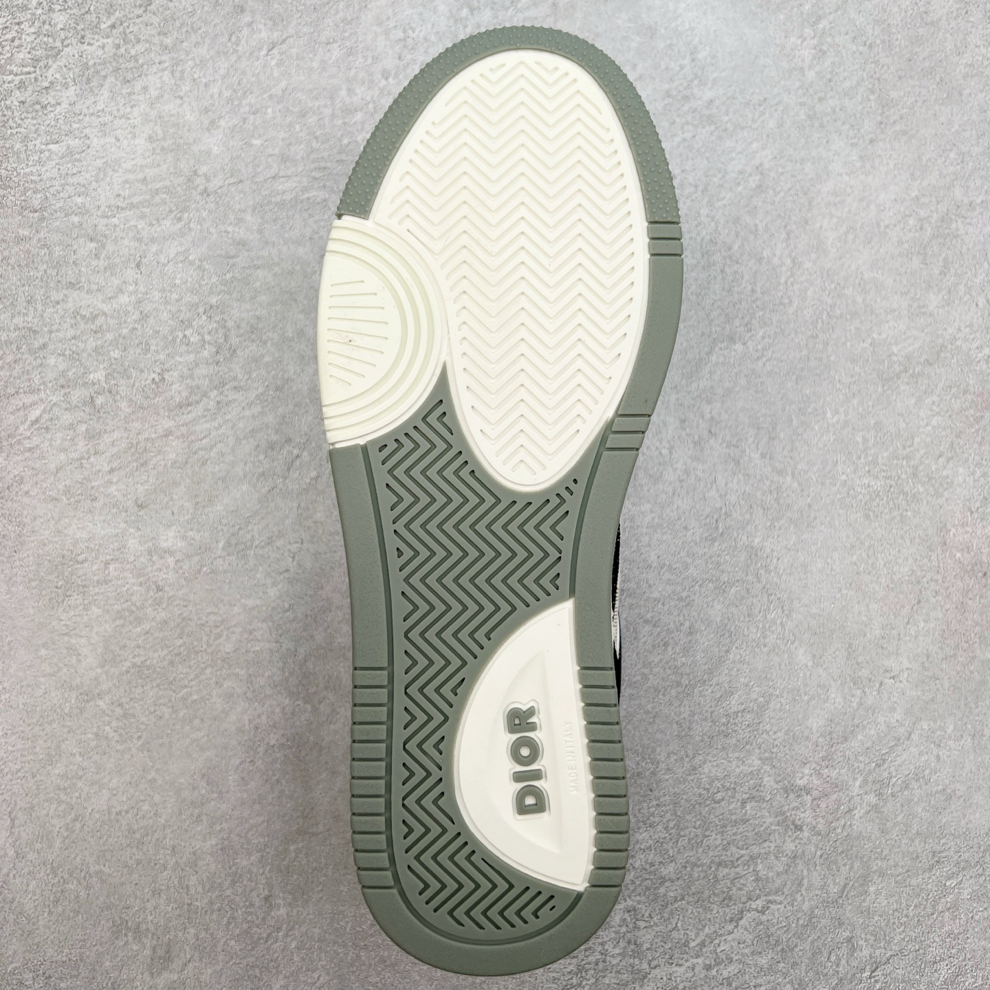 图片[9]-纯原 DIOR 迪奥 B27低帮 经典奢侈品休闲运动板鞋 东莞大厂生产 品质货真价实 代购级别 市面顶级版本 Oblique印花电秀 长时售卖 退换率超低这款B27运动鞋是DIOR的经典单品 和迪奥光滑牛皮革精心制作，侧面饰以米色和黑色提花Oblique印花镶边（激光冲孔）搭配CD lcon孔眼，双色橡胶鞋底，鞋舌和后跟处均饰以标志性细节，更显精致，时尚百搭，可为各种造型增光添彩 蓝色 奶油白色和迪奥灰光滑牛皮革 米色和黑色提花面料oblique印花 鞋底和鞋眼饰以DIOR标志 系带开合搭配CD·lcon孔眼网眼织物里料 双色橡胶外底 侧面缝线拼接结构 含防尘袋和一对鞋带 全套意大利正品包装 尺码 39 40 41 42 43 44 45 46-选品中心