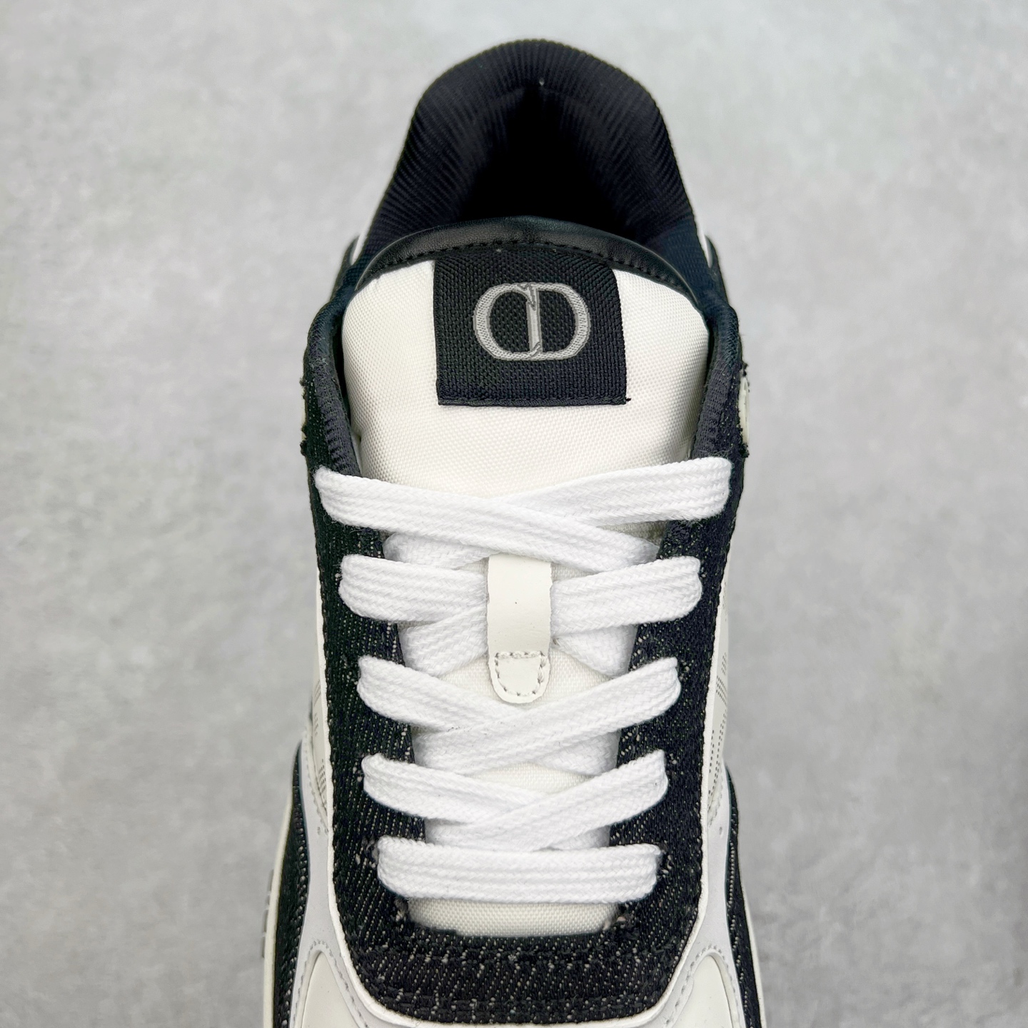 图片[5]-纯原 DIOR 迪奥 B27低帮 经典奢侈品休闲运动板鞋 东莞大厂生产 品质货真价实 代购级别 市面顶级版本 Oblique印花电秀 长时售卖 退换率超低这款B27运动鞋是DIOR的经典单品 和迪奥光滑牛皮革精心制作，侧面饰以米色和黑色提花Oblique印花镶边（激光冲孔）搭配CD lcon孔眼，双色橡胶鞋底，鞋舌和后跟处均饰以标志性细节，更显精致，时尚百搭，可为各种造型增光添彩 蓝色 奶油白色和迪奥灰光滑牛皮革 米色和黑色提花面料oblique印花 鞋底和鞋眼饰以DIOR标志 系带开合搭配CD·lcon孔眼网眼织物里料 双色橡胶外底 侧面缝线拼接结构 含防尘袋和一对鞋带 全套意大利正品包装 尺码 39 40 41 42 43 44 45 46-选品中心