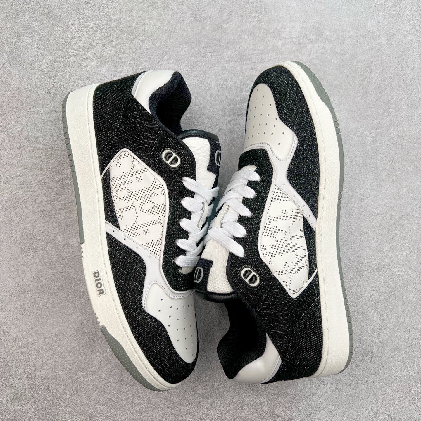 图片[3]-纯原 DIOR 迪奥 B27低帮 经典奢侈品休闲运动板鞋 东莞大厂生产 品质货真价实 代购级别 市面顶级版本 Oblique印花电秀 长时售卖 退换率超低这款B27运动鞋是DIOR的经典单品 和迪奥光滑牛皮革精心制作，侧面饰以米色和黑色提花Oblique印花镶边（激光冲孔）搭配CD lcon孔眼，双色橡胶鞋底，鞋舌和后跟处均饰以标志性细节，更显精致，时尚百搭，可为各种造型增光添彩 蓝色 奶油白色和迪奥灰光滑牛皮革 米色和黑色提花面料oblique印花 鞋底和鞋眼饰以DIOR标志 系带开合搭配CD·lcon孔眼网眼织物里料 双色橡胶外底 侧面缝线拼接结构 含防尘袋和一对鞋带 全套意大利正品包装 尺码 39 40 41 42 43 44 45 46-选品中心