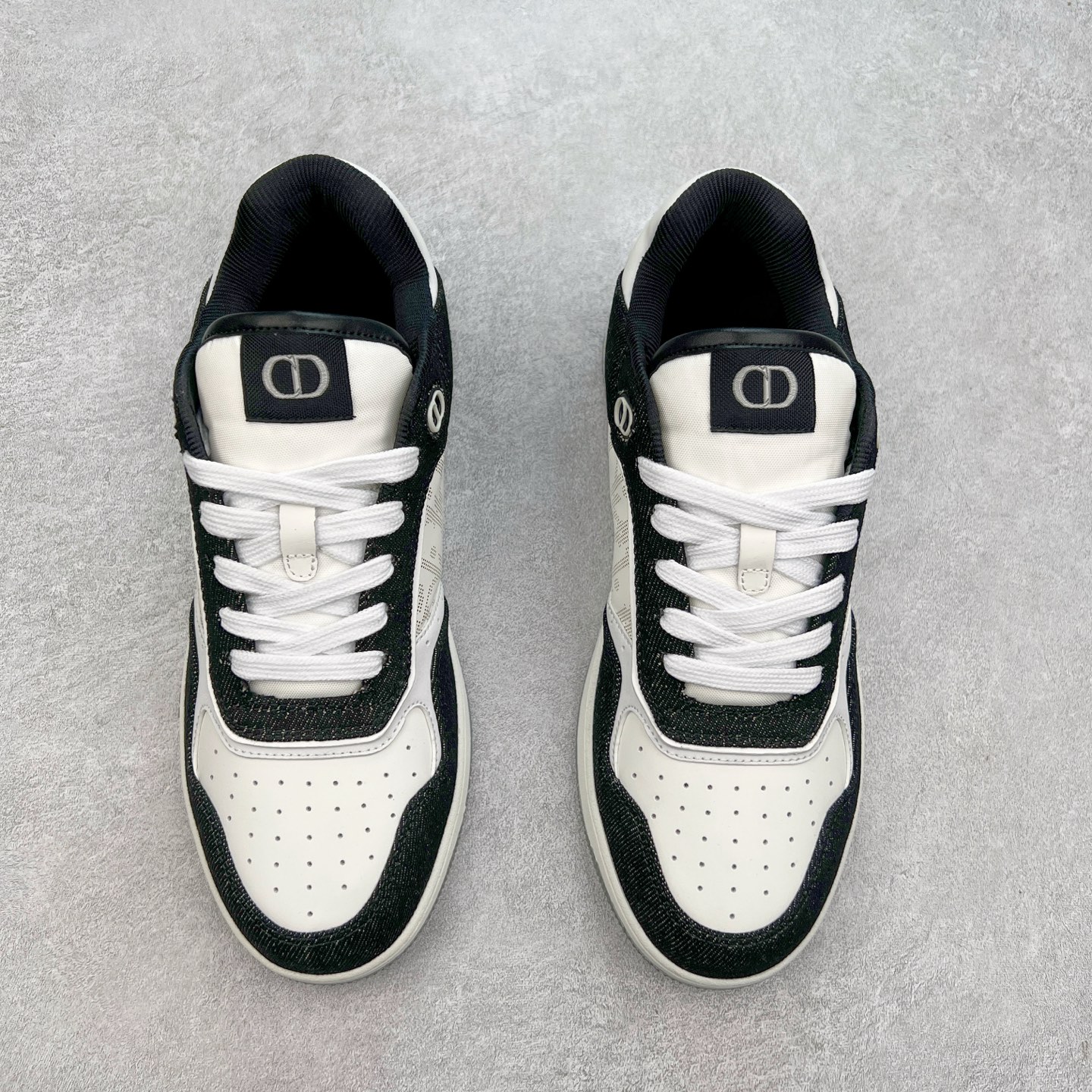 图片[2]-纯原 DIOR 迪奥 B27低帮 经典奢侈品休闲运动板鞋 东莞大厂生产 品质货真价实 代购级别 市面顶级版本 Oblique印花电秀 长时售卖 退换率超低这款B27运动鞋是DIOR的经典单品 和迪奥光滑牛皮革精心制作，侧面饰以米色和黑色提花Oblique印花镶边（激光冲孔）搭配CD lcon孔眼，双色橡胶鞋底，鞋舌和后跟处均饰以标志性细节，更显精致，时尚百搭，可为各种造型增光添彩 蓝色 奶油白色和迪奥灰光滑牛皮革 米色和黑色提花面料oblique印花 鞋底和鞋眼饰以DIOR标志 系带开合搭配CD·lcon孔眼网眼织物里料 双色橡胶外底 侧面缝线拼接结构 含防尘袋和一对鞋带 全套意大利正品包装 尺码 39 40 41 42 43 44 45 46-选品中心