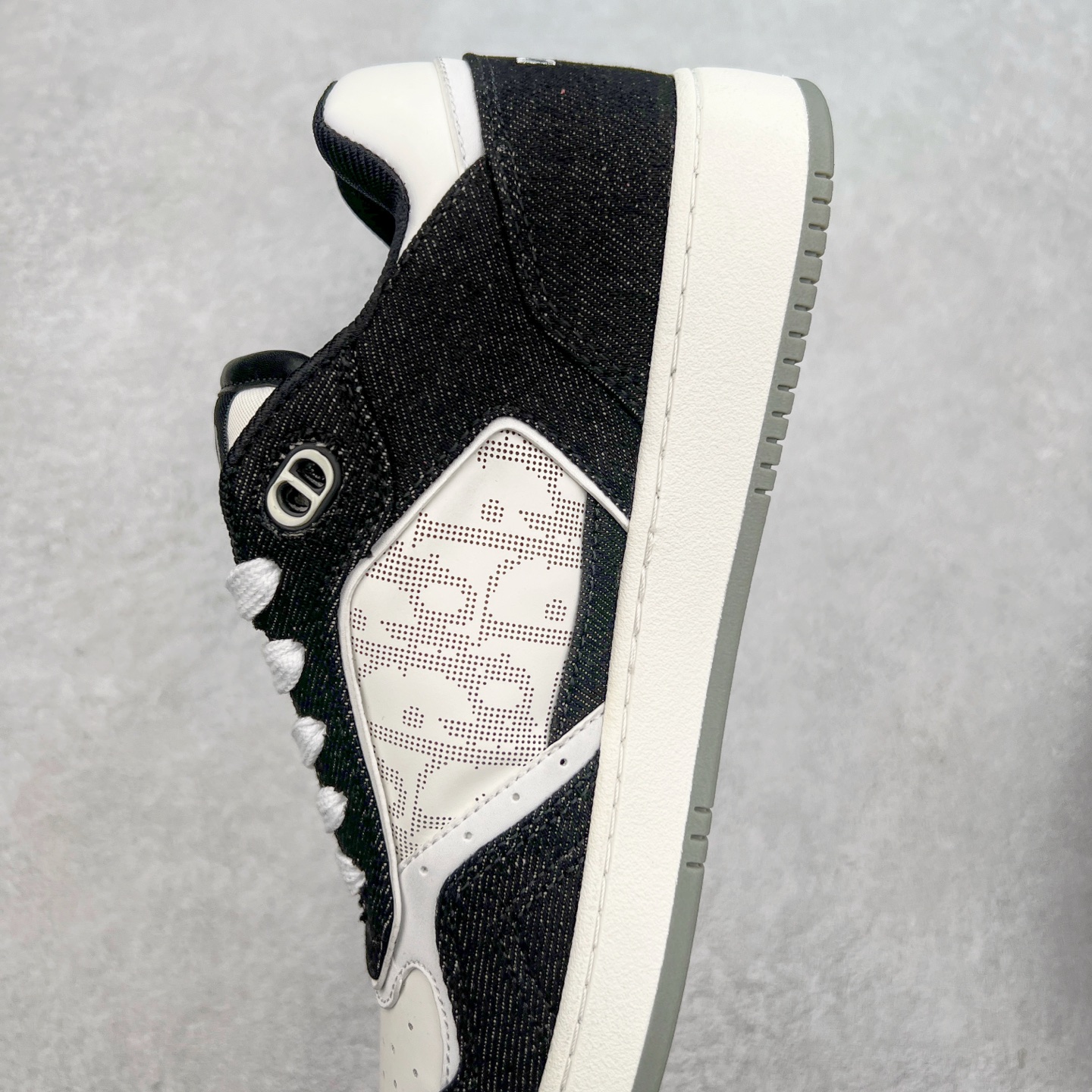 图片[7]-纯原 DIOR 迪奥 B27低帮 经典奢侈品休闲运动板鞋 东莞大厂生产 品质货真价实 代购级别 市面顶级版本 Oblique印花电秀 长时售卖 退换率超低这款B27运动鞋是DIOR的经典单品 和迪奥光滑牛皮革精心制作，侧面饰以米色和黑色提花Oblique印花镶边（激光冲孔）搭配CD lcon孔眼，双色橡胶鞋底，鞋舌和后跟处均饰以标志性细节，更显精致，时尚百搭，可为各种造型增光添彩 蓝色 奶油白色和迪奥灰光滑牛皮革 米色和黑色提花面料oblique印花 鞋底和鞋眼饰以DIOR标志 系带开合搭配CD·lcon孔眼网眼织物里料 双色橡胶外底 侧面缝线拼接结构 含防尘袋和一对鞋带 全套意大利正品包装 尺码 39 40 41 42 43 44 45 46-选品中心