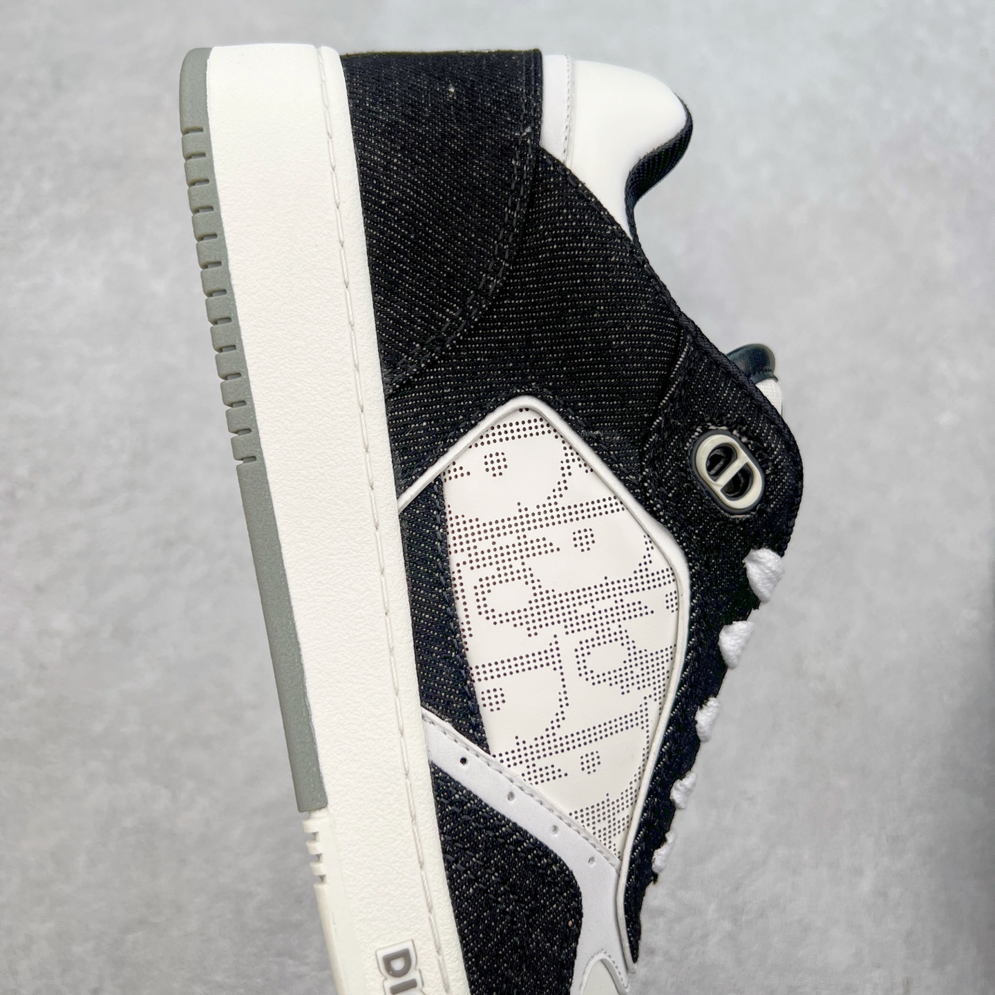 图片[6]-纯原 DIOR 迪奥 B27低帮 经典奢侈品休闲运动板鞋 东莞大厂生产 品质货真价实 代购级别 市面顶级版本 Oblique印花电秀 长时售卖 退换率超低这款B27运动鞋是DIOR的经典单品 和迪奥光滑牛皮革精心制作，侧面饰以米色和黑色提花Oblique印花镶边（激光冲孔）搭配CD lcon孔眼，双色橡胶鞋底，鞋舌和后跟处均饰以标志性细节，更显精致，时尚百搭，可为各种造型增光添彩 蓝色 奶油白色和迪奥灰光滑牛皮革 米色和黑色提花面料oblique印花 鞋底和鞋眼饰以DIOR标志 系带开合搭配CD·lcon孔眼网眼织物里料 双色橡胶外底 侧面缝线拼接结构 含防尘袋和一对鞋带 全套意大利正品包装 尺码 39 40 41 42 43 44 45 46-选品中心