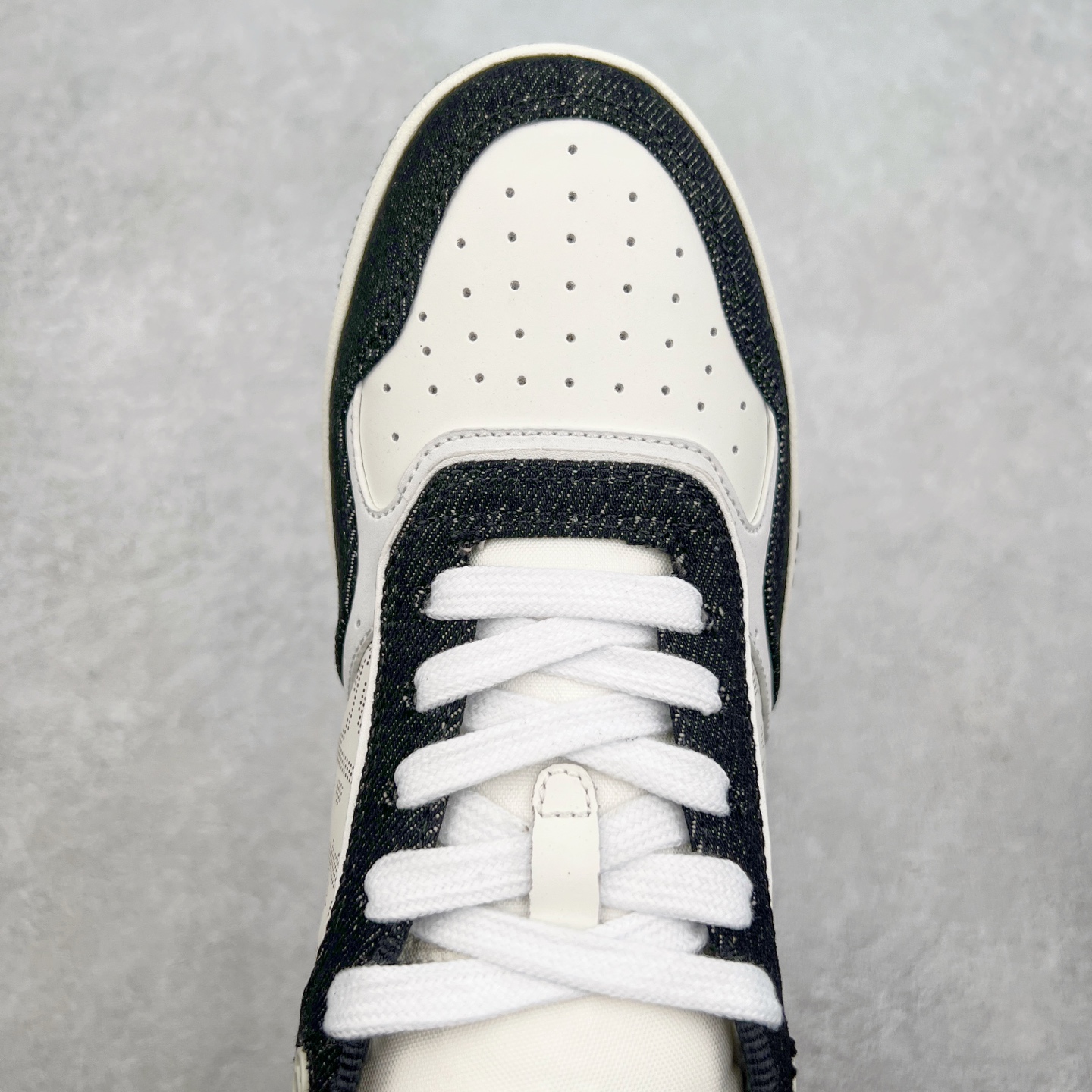 图片[4]-纯原 DIOR 迪奥 B27低帮 经典奢侈品休闲运动板鞋 东莞大厂生产 品质货真价实 代购级别 市面顶级版本 Oblique印花电秀 长时售卖 退换率超低这款B27运动鞋是DIOR的经典单品 和迪奥光滑牛皮革精心制作，侧面饰以米色和黑色提花Oblique印花镶边（激光冲孔）搭配CD lcon孔眼，双色橡胶鞋底，鞋舌和后跟处均饰以标志性细节，更显精致，时尚百搭，可为各种造型增光添彩 蓝色 奶油白色和迪奥灰光滑牛皮革 米色和黑色提花面料oblique印花 鞋底和鞋眼饰以DIOR标志 系带开合搭配CD·lcon孔眼网眼织物里料 双色橡胶外底 侧面缝线拼接结构 含防尘袋和一对鞋带 全套意大利正品包装 尺码 39 40 41 42 43 44 45 46-选品中心