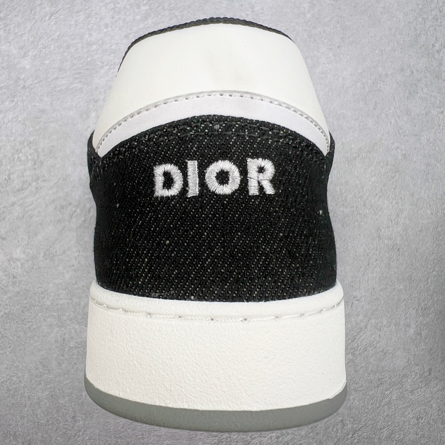 图片[8]-纯原 DIOR 迪奥 B27低帮 经典奢侈品休闲运动板鞋 东莞大厂生产 品质货真价实 代购级别 市面顶级版本 Oblique印花电秀 长时售卖 退换率超低这款B27运动鞋是DIOR的经典单品 和迪奥光滑牛皮革精心制作，侧面饰以米色和黑色提花Oblique印花镶边（激光冲孔）搭配CD lcon孔眼，双色橡胶鞋底，鞋舌和后跟处均饰以标志性细节，更显精致，时尚百搭，可为各种造型增光添彩 蓝色 奶油白色和迪奥灰光滑牛皮革 米色和黑色提花面料oblique印花 鞋底和鞋眼饰以DIOR标志 系带开合搭配CD·lcon孔眼网眼织物里料 双色橡胶外底 侧面缝线拼接结构 含防尘袋和一对鞋带 全套意大利正品包装 尺码 39 40 41 42 43 44 45 46-选品中心