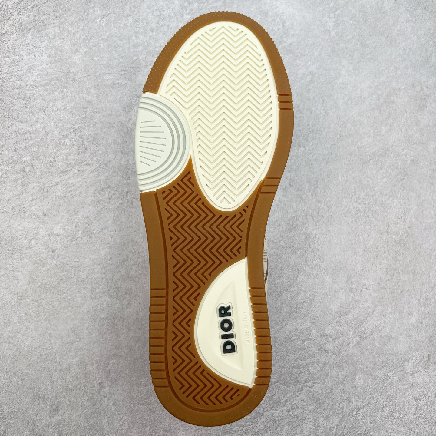 图片[9]-纯原 DIOR 迪奥 B27低帮 经典奢侈品休闲运动板鞋 东莞大厂生产 品质货真价实 代购级别 市面顶级版本 Oblique印花电秀 长时售卖 退换率超低这款B27运动鞋是DIOR的经典单品 和迪奥光滑牛皮革精心制作，侧面饰以米色和黑色提花Oblique印花镶边（激光冲孔）搭配CD lcon孔眼，双色橡胶鞋底，鞋舌和后跟处均饰以标志性细节，更显精致，时尚百搭，可为各种造型增光添彩 蓝色 奶油白色和迪奥灰光滑牛皮革 米色和黑色提花面料oblique印花 鞋底和鞋眼饰以DIOR标志 系带开合搭配CD·lcon孔眼网眼织物里料 双色橡胶外底 侧面缝线拼接结构 含防尘袋和一对鞋带 全套意大利正品包装 尺码 39 40 41 42 43 44 45 46-选品中心