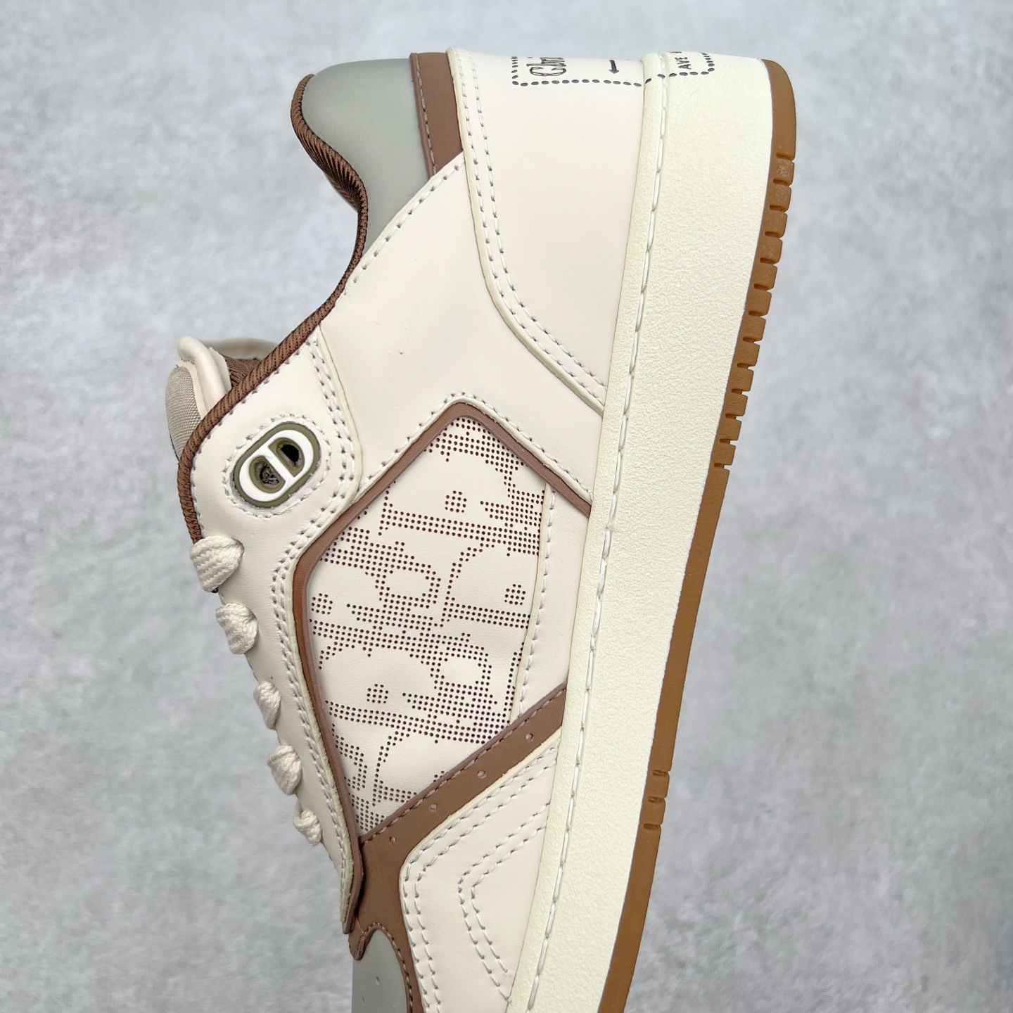 图片[7]-纯原 DIOR 迪奥 B27低帮 经典奢侈品休闲运动板鞋 东莞大厂生产 品质货真价实 代购级别 市面顶级版本 Oblique印花电秀 长时售卖 退换率超低这款B27运动鞋是DIOR的经典单品 和迪奥光滑牛皮革精心制作，侧面饰以米色和黑色提花Oblique印花镶边（激光冲孔）搭配CD lcon孔眼，双色橡胶鞋底，鞋舌和后跟处均饰以标志性细节，更显精致，时尚百搭，可为各种造型增光添彩 蓝色 奶油白色和迪奥灰光滑牛皮革 米色和黑色提花面料oblique印花 鞋底和鞋眼饰以DIOR标志 系带开合搭配CD·lcon孔眼网眼织物里料 双色橡胶外底 侧面缝线拼接结构 含防尘袋和一对鞋带 全套意大利正品包装 尺码 39 40 41 42 43 44 45 46-选品中心