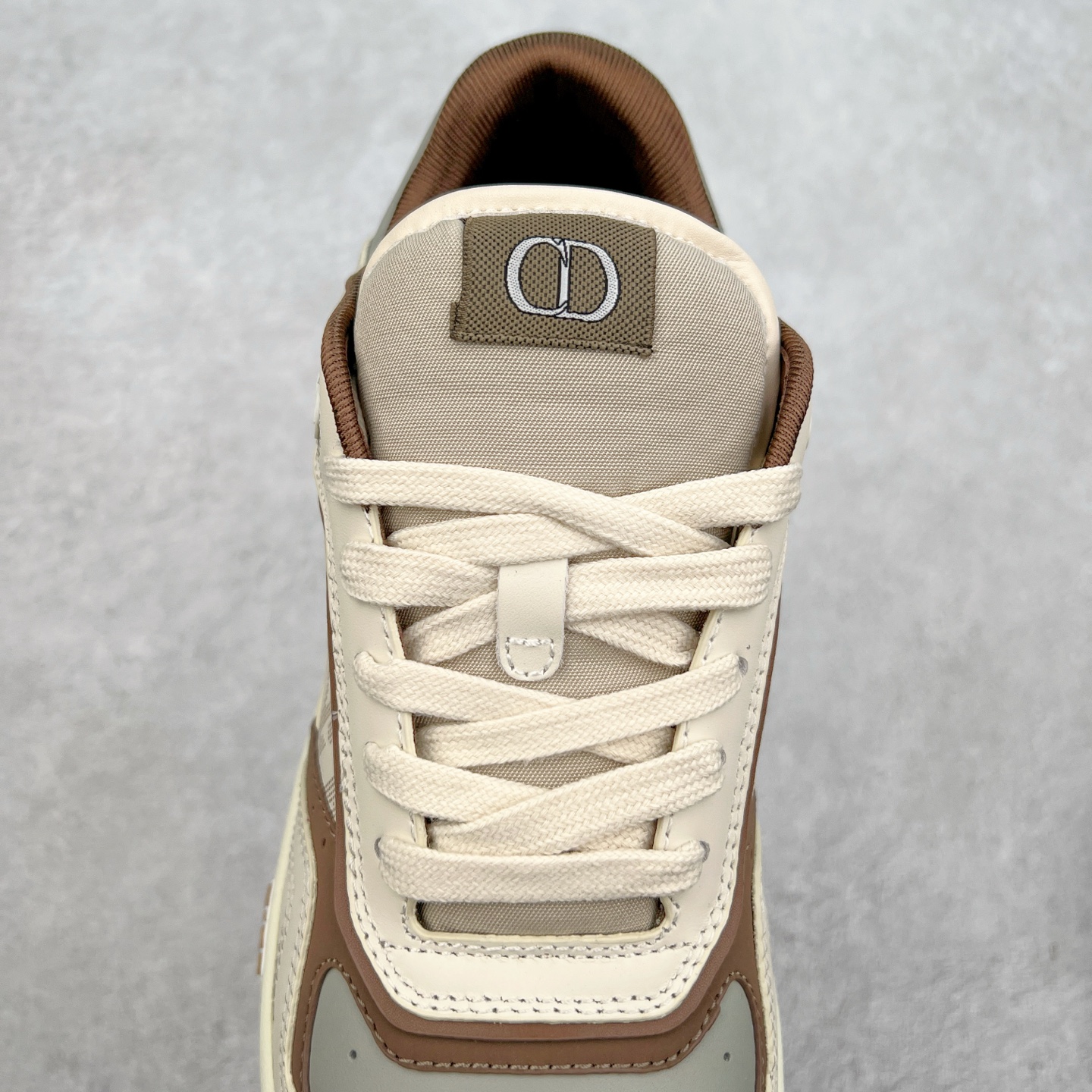 图片[5]-纯原 DIOR 迪奥 B27低帮 经典奢侈品休闲运动板鞋 东莞大厂生产 品质货真价实 代购级别 市面顶级版本 Oblique印花电秀 长时售卖 退换率超低这款B27运动鞋是DIOR的经典单品 和迪奥光滑牛皮革精心制作，侧面饰以米色和黑色提花Oblique印花镶边（激光冲孔）搭配CD lcon孔眼，双色橡胶鞋底，鞋舌和后跟处均饰以标志性细节，更显精致，时尚百搭，可为各种造型增光添彩 蓝色 奶油白色和迪奥灰光滑牛皮革 米色和黑色提花面料oblique印花 鞋底和鞋眼饰以DIOR标志 系带开合搭配CD·lcon孔眼网眼织物里料 双色橡胶外底 侧面缝线拼接结构 含防尘袋和一对鞋带 全套意大利正品包装 尺码 39 40 41 42 43 44 45 46-选品中心