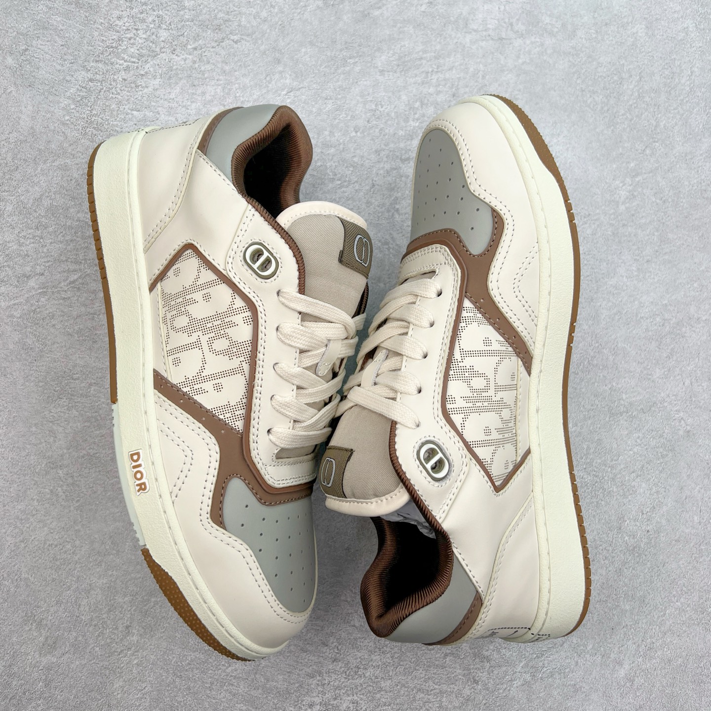 图片[3]-纯原 DIOR 迪奥 B27低帮 经典奢侈品休闲运动板鞋 东莞大厂生产 品质货真价实 代购级别 市面顶级版本 Oblique印花电秀 长时售卖 退换率超低这款B27运动鞋是DIOR的经典单品 和迪奥光滑牛皮革精心制作，侧面饰以米色和黑色提花Oblique印花镶边（激光冲孔）搭配CD lcon孔眼，双色橡胶鞋底，鞋舌和后跟处均饰以标志性细节，更显精致，时尚百搭，可为各种造型增光添彩 蓝色 奶油白色和迪奥灰光滑牛皮革 米色和黑色提花面料oblique印花 鞋底和鞋眼饰以DIOR标志 系带开合搭配CD·lcon孔眼网眼织物里料 双色橡胶外底 侧面缝线拼接结构 含防尘袋和一对鞋带 全套意大利正品包装 尺码 39 40 41 42 43 44 45 46-选品中心