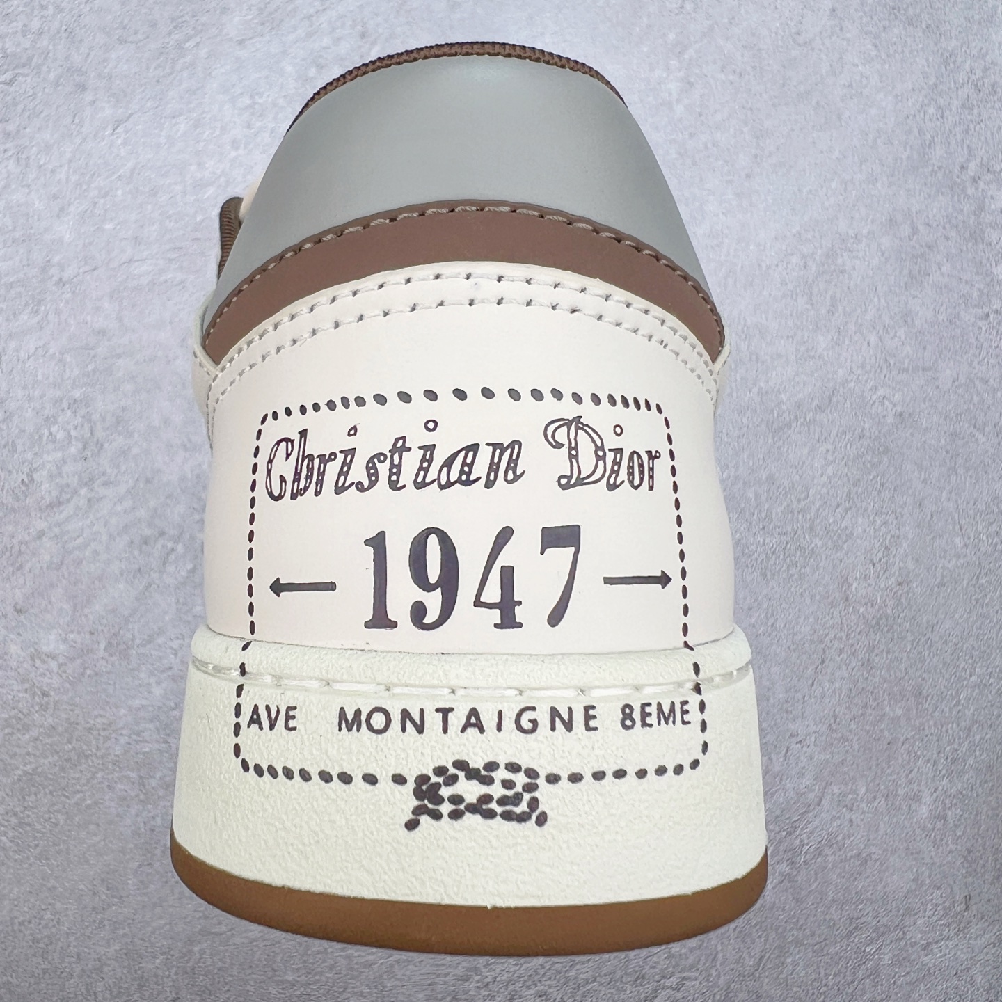 图片[8]-纯原 DIOR 迪奥 B27低帮 经典奢侈品休闲运动板鞋 东莞大厂生产 品质货真价实 代购级别 市面顶级版本 Oblique印花电秀 长时售卖 退换率超低这款B27运动鞋是DIOR的经典单品 和迪奥光滑牛皮革精心制作，侧面饰以米色和黑色提花Oblique印花镶边（激光冲孔）搭配CD lcon孔眼，双色橡胶鞋底，鞋舌和后跟处均饰以标志性细节，更显精致，时尚百搭，可为各种造型增光添彩 蓝色 奶油白色和迪奥灰光滑牛皮革 米色和黑色提花面料oblique印花 鞋底和鞋眼饰以DIOR标志 系带开合搭配CD·lcon孔眼网眼织物里料 双色橡胶外底 侧面缝线拼接结构 含防尘袋和一对鞋带 全套意大利正品包装 尺码 39 40 41 42 43 44 45 46-选品中心