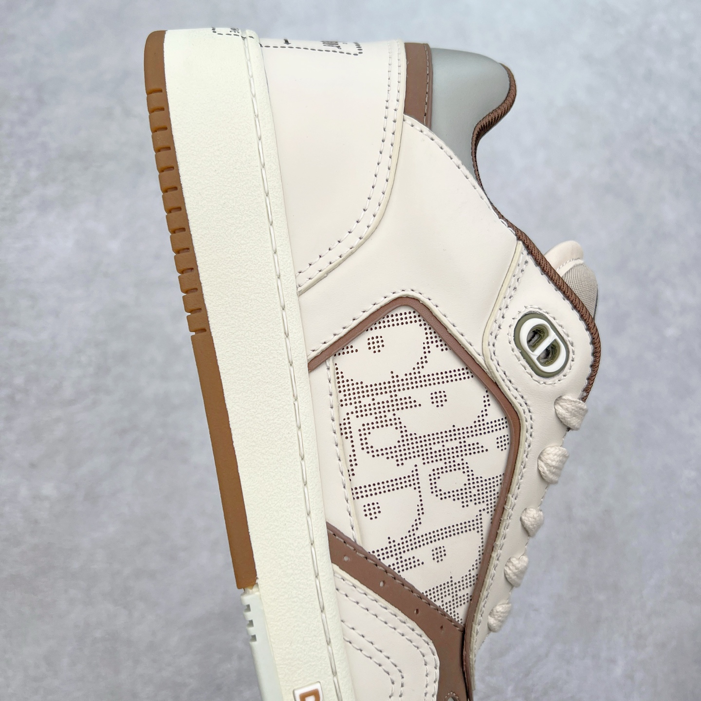 图片[6]-纯原 DIOR 迪奥 B27低帮 经典奢侈品休闲运动板鞋 东莞大厂生产 品质货真价实 代购级别 市面顶级版本 Oblique印花电秀 长时售卖 退换率超低这款B27运动鞋是DIOR的经典单品 和迪奥光滑牛皮革精心制作，侧面饰以米色和黑色提花Oblique印花镶边（激光冲孔）搭配CD lcon孔眼，双色橡胶鞋底，鞋舌和后跟处均饰以标志性细节，更显精致，时尚百搭，可为各种造型增光添彩 蓝色 奶油白色和迪奥灰光滑牛皮革 米色和黑色提花面料oblique印花 鞋底和鞋眼饰以DIOR标志 系带开合搭配CD·lcon孔眼网眼织物里料 双色橡胶外底 侧面缝线拼接结构 含防尘袋和一对鞋带 全套意大利正品包装 尺码 39 40 41 42 43 44 45 46-选品中心