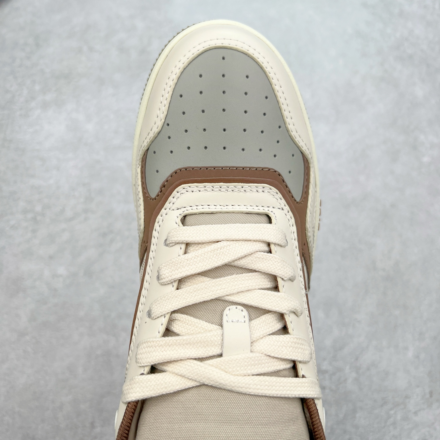 图片[4]-纯原 DIOR 迪奥 B27低帮 经典奢侈品休闲运动板鞋 东莞大厂生产 品质货真价实 代购级别 市面顶级版本 Oblique印花电秀 长时售卖 退换率超低这款B27运动鞋是DIOR的经典单品 和迪奥光滑牛皮革精心制作，侧面饰以米色和黑色提花Oblique印花镶边（激光冲孔）搭配CD lcon孔眼，双色橡胶鞋底，鞋舌和后跟处均饰以标志性细节，更显精致，时尚百搭，可为各种造型增光添彩 蓝色 奶油白色和迪奥灰光滑牛皮革 米色和黑色提花面料oblique印花 鞋底和鞋眼饰以DIOR标志 系带开合搭配CD·lcon孔眼网眼织物里料 双色橡胶外底 侧面缝线拼接结构 含防尘袋和一对鞋带 全套意大利正品包装 尺码 39 40 41 42 43 44 45 46-选品中心