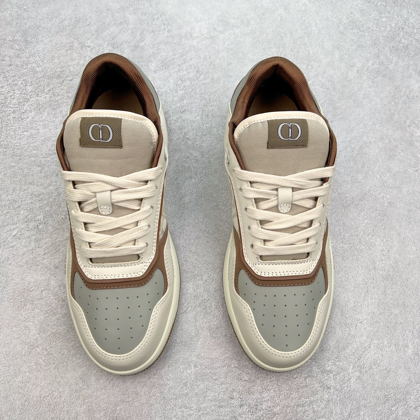 图片[2]-纯原 DIOR 迪奥 B27低帮 经典奢侈品休闲运动板鞋 东莞大厂生产 品质货真价实 代购级别 市面顶级版本 Oblique印花电秀 长时售卖 退换率超低这款B27运动鞋是DIOR的经典单品 和迪奥光滑牛皮革精心制作，侧面饰以米色和黑色提花Oblique印花镶边（激光冲孔）搭配CD lcon孔眼，双色橡胶鞋底，鞋舌和后跟处均饰以标志性细节，更显精致，时尚百搭，可为各种造型增光添彩 蓝色 奶油白色和迪奥灰光滑牛皮革 米色和黑色提花面料oblique印花 鞋底和鞋眼饰以DIOR标志 系带开合搭配CD·lcon孔眼网眼织物里料 双色橡胶外底 侧面缝线拼接结构 含防尘袋和一对鞋带 全套意大利正品包装 尺码 39 40 41 42 43 44 45 46-选品中心