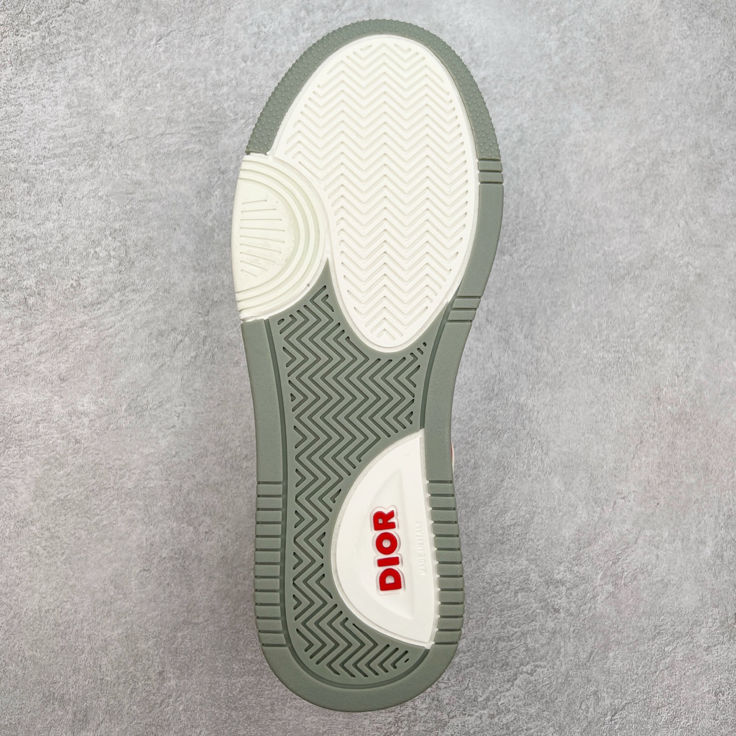 图片[9]-纯原 DIOR 迪奥 B27低帮 经典奢侈品休闲运动板鞋 东莞大厂生产 品质货真价实 代购级别 市面顶级版本 Oblique印花电秀 长时售卖 退换率超低这款B27运动鞋是DIOR的经典单品 和迪奥光滑牛皮革精心制作，侧面饰以米色和黑色提花Oblique印花镶边（激光冲孔）搭配CD lcon孔眼，双色橡胶鞋底，鞋舌和后跟处均饰以标志性细节，更显精致，时尚百搭，可为各种造型增光添彩 蓝色 奶油白色和迪奥灰光滑牛皮革 米色和黑色提花面料oblique印花 鞋底和鞋眼饰以DIOR标志 系带开合搭配CD·lcon孔眼网眼织物里料 双色橡胶外底 侧面缝线拼接结构 含防尘袋和一对鞋带 全套意大利正品包装 尺码 39 40 41 42 43 44 45 46-选品中心