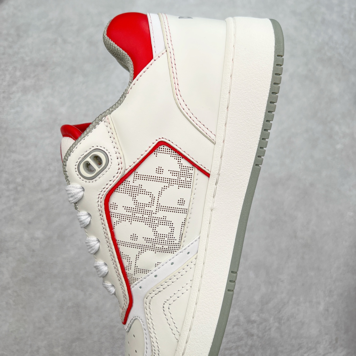 图片[7]-纯原 DIOR 迪奥 B27低帮 经典奢侈品休闲运动板鞋 东莞大厂生产 品质货真价实 代购级别 市面顶级版本 Oblique印花电秀 长时售卖 退换率超低这款B27运动鞋是DIOR的经典单品 和迪奥光滑牛皮革精心制作，侧面饰以米色和黑色提花Oblique印花镶边（激光冲孔）搭配CD lcon孔眼，双色橡胶鞋底，鞋舌和后跟处均饰以标志性细节，更显精致，时尚百搭，可为各种造型增光添彩 蓝色 奶油白色和迪奥灰光滑牛皮革 米色和黑色提花面料oblique印花 鞋底和鞋眼饰以DIOR标志 系带开合搭配CD·lcon孔眼网眼织物里料 双色橡胶外底 侧面缝线拼接结构 含防尘袋和一对鞋带 全套意大利正品包装 尺码 39 40 41 42 43 44 45 46-选品中心