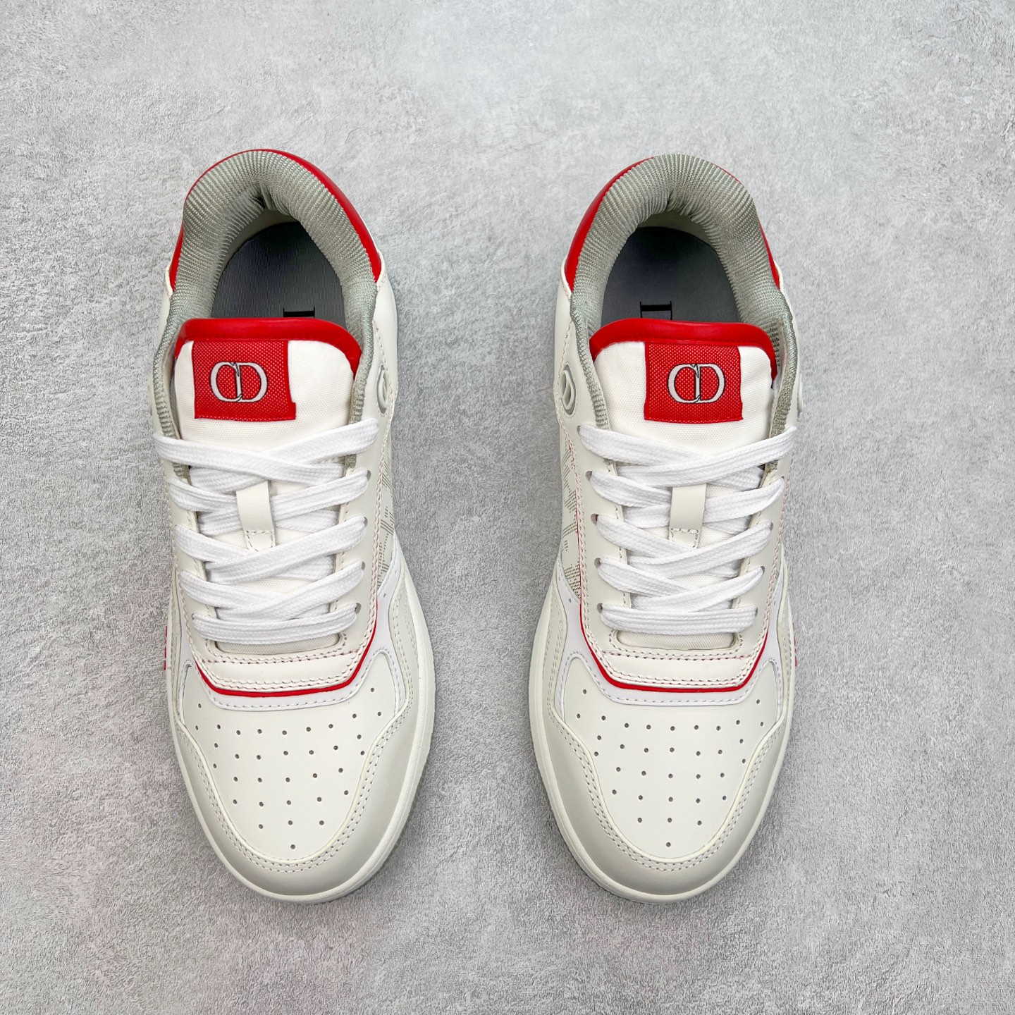 图片[2]-纯原 DIOR 迪奥 B27低帮 经典奢侈品休闲运动板鞋 东莞大厂生产 品质货真价实 代购级别 市面顶级版本 Oblique印花电秀 长时售卖 退换率超低这款B27运动鞋是DIOR的经典单品 和迪奥光滑牛皮革精心制作，侧面饰以米色和黑色提花Oblique印花镶边（激光冲孔）搭配CD lcon孔眼，双色橡胶鞋底，鞋舌和后跟处均饰以标志性细节，更显精致，时尚百搭，可为各种造型增光添彩 蓝色 奶油白色和迪奥灰光滑牛皮革 米色和黑色提花面料oblique印花 鞋底和鞋眼饰以DIOR标志 系带开合搭配CD·lcon孔眼网眼织物里料 双色橡胶外底 侧面缝线拼接结构 含防尘袋和一对鞋带 全套意大利正品包装 尺码 39 40 41 42 43 44 45 46-选品中心