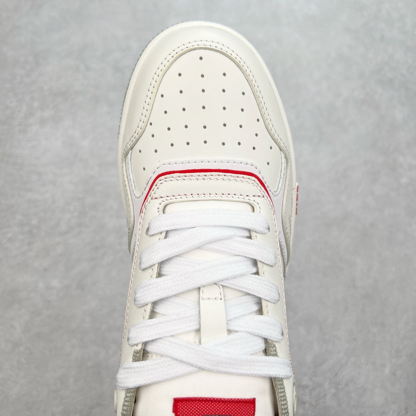 图片[4]-纯原 DIOR 迪奥 B27低帮 经典奢侈品休闲运动板鞋 东莞大厂生产 品质货真价实 代购级别 市面顶级版本 Oblique印花电秀 长时售卖 退换率超低这款B27运动鞋是DIOR的经典单品 和迪奥光滑牛皮革精心制作，侧面饰以米色和黑色提花Oblique印花镶边（激光冲孔）搭配CD lcon孔眼，双色橡胶鞋底，鞋舌和后跟处均饰以标志性细节，更显精致，时尚百搭，可为各种造型增光添彩 蓝色 奶油白色和迪奥灰光滑牛皮革 米色和黑色提花面料oblique印花 鞋底和鞋眼饰以DIOR标志 系带开合搭配CD·lcon孔眼网眼织物里料 双色橡胶外底 侧面缝线拼接结构 含防尘袋和一对鞋带 全套意大利正品包装 尺码 39 40 41 42 43 44 45 46-选品中心