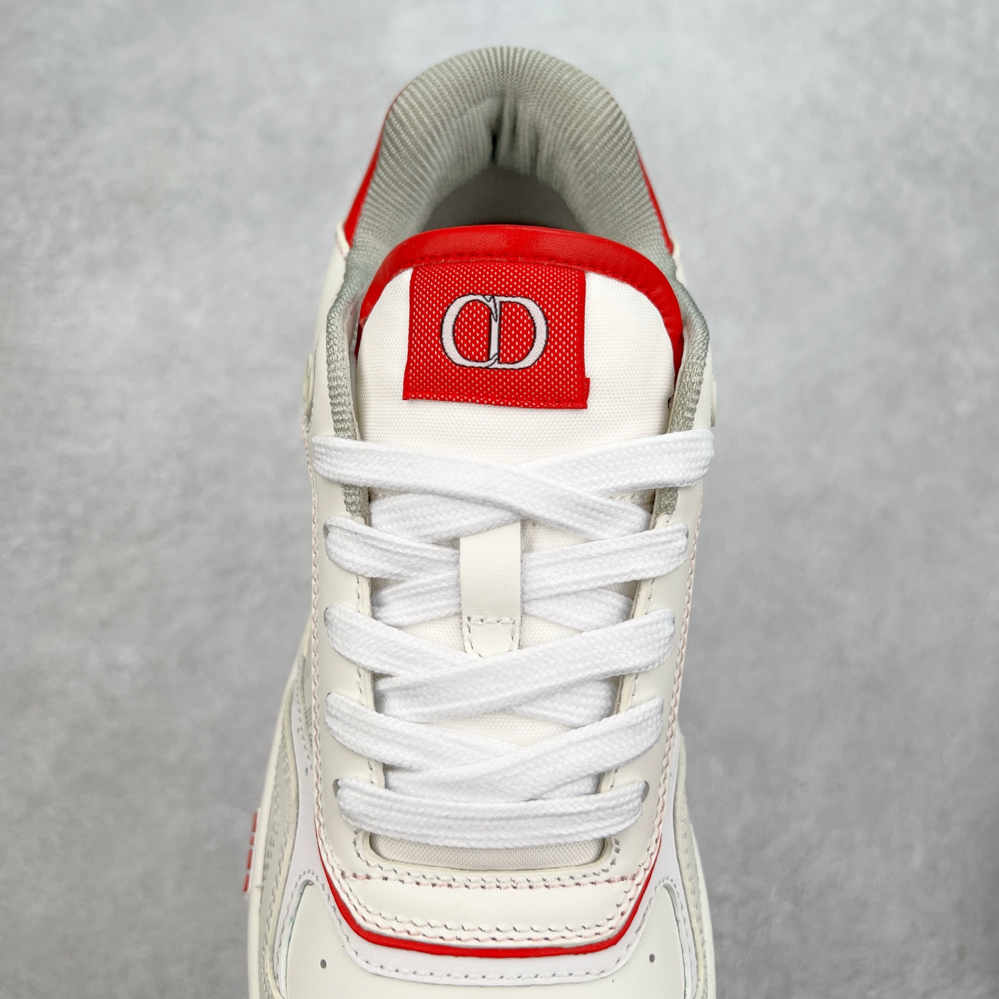 图片[5]-纯原 DIOR 迪奥 B27低帮 经典奢侈品休闲运动板鞋 东莞大厂生产 品质货真价实 代购级别 市面顶级版本 Oblique印花电秀 长时售卖 退换率超低这款B27运动鞋是DIOR的经典单品 和迪奥光滑牛皮革精心制作，侧面饰以米色和黑色提花Oblique印花镶边（激光冲孔）搭配CD lcon孔眼，双色橡胶鞋底，鞋舌和后跟处均饰以标志性细节，更显精致，时尚百搭，可为各种造型增光添彩 蓝色 奶油白色和迪奥灰光滑牛皮革 米色和黑色提花面料oblique印花 鞋底和鞋眼饰以DIOR标志 系带开合搭配CD·lcon孔眼网眼织物里料 双色橡胶外底 侧面缝线拼接结构 含防尘袋和一对鞋带 全套意大利正品包装 尺码 39 40 41 42 43 44 45 46-选品中心