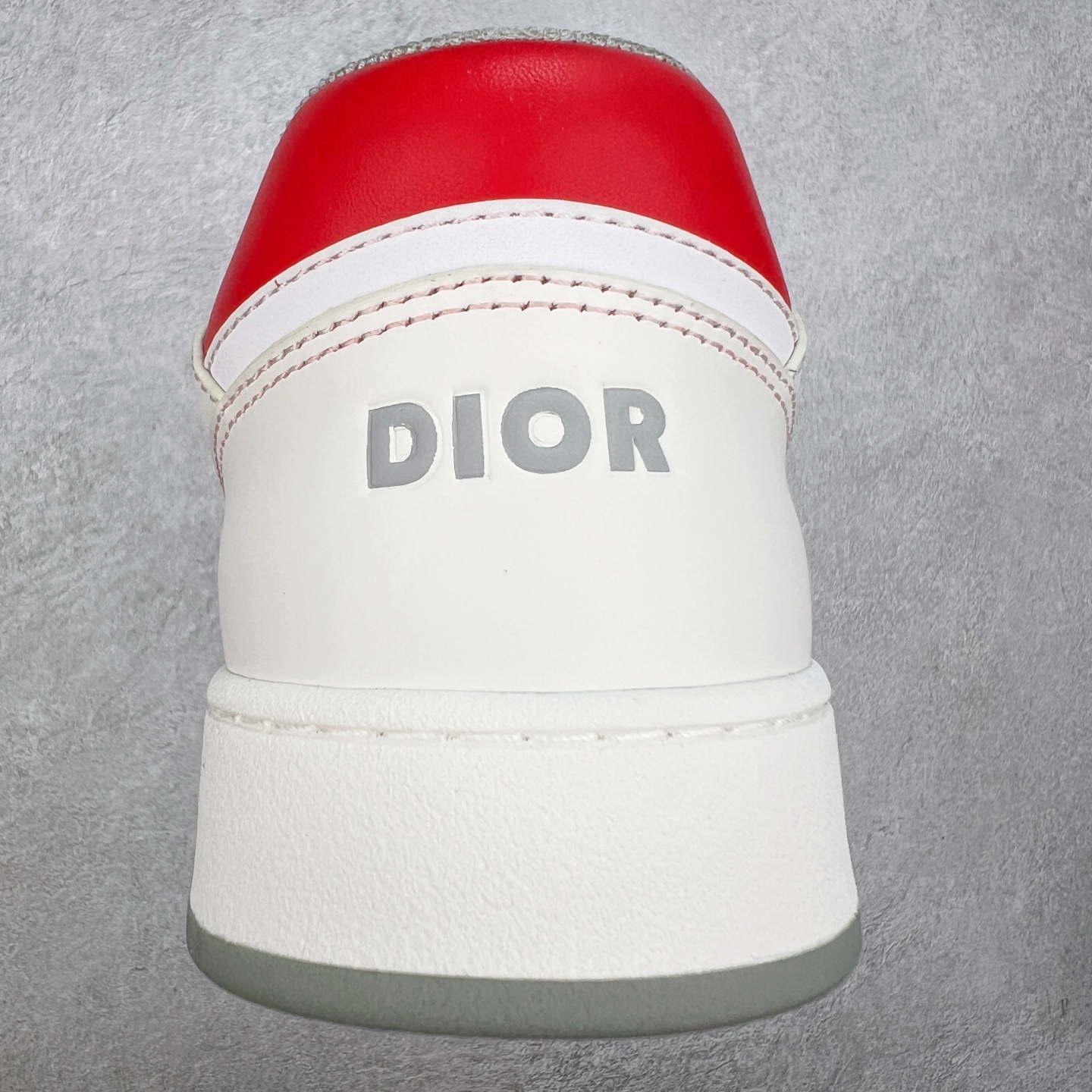 图片[8]-纯原 DIOR 迪奥 B27低帮 经典奢侈品休闲运动板鞋 东莞大厂生产 品质货真价实 代购级别 市面顶级版本 Oblique印花电秀 长时售卖 退换率超低这款B27运动鞋是DIOR的经典单品 和迪奥光滑牛皮革精心制作，侧面饰以米色和黑色提花Oblique印花镶边（激光冲孔）搭配CD lcon孔眼，双色橡胶鞋底，鞋舌和后跟处均饰以标志性细节，更显精致，时尚百搭，可为各种造型增光添彩 蓝色 奶油白色和迪奥灰光滑牛皮革 米色和黑色提花面料oblique印花 鞋底和鞋眼饰以DIOR标志 系带开合搭配CD·lcon孔眼网眼织物里料 双色橡胶外底 侧面缝线拼接结构 含防尘袋和一对鞋带 全套意大利正品包装 尺码 39 40 41 42 43 44 45 46-选品中心