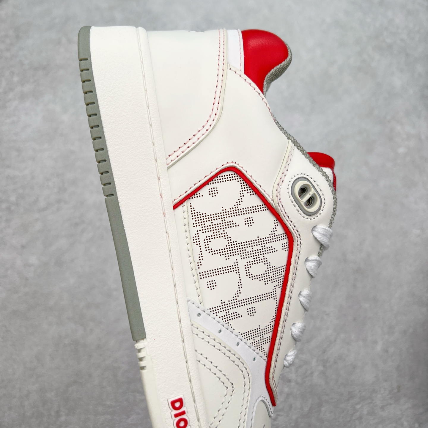 图片[6]-纯原 DIOR 迪奥 B27低帮 经典奢侈品休闲运动板鞋 东莞大厂生产 品质货真价实 代购级别 市面顶级版本 Oblique印花电秀 长时售卖 退换率超低这款B27运动鞋是DIOR的经典单品 和迪奥光滑牛皮革精心制作，侧面饰以米色和黑色提花Oblique印花镶边（激光冲孔）搭配CD lcon孔眼，双色橡胶鞋底，鞋舌和后跟处均饰以标志性细节，更显精致，时尚百搭，可为各种造型增光添彩 蓝色 奶油白色和迪奥灰光滑牛皮革 米色和黑色提花面料oblique印花 鞋底和鞋眼饰以DIOR标志 系带开合搭配CD·lcon孔眼网眼织物里料 双色橡胶外底 侧面缝线拼接结构 含防尘袋和一对鞋带 全套意大利正品包装 尺码 39 40 41 42 43 44 45 46-选品中心