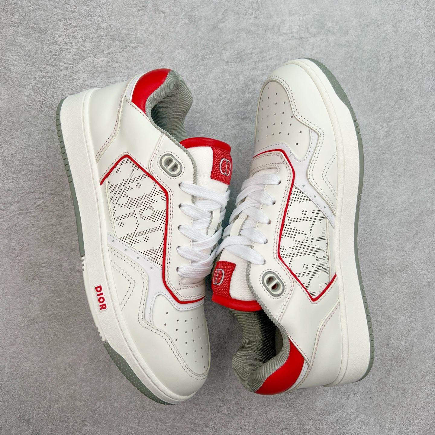 图片[3]-纯原 DIOR 迪奥 B27低帮 经典奢侈品休闲运动板鞋 东莞大厂生产 品质货真价实 代购级别 市面顶级版本 Oblique印花电秀 长时售卖 退换率超低这款B27运动鞋是DIOR的经典单品 和迪奥光滑牛皮革精心制作，侧面饰以米色和黑色提花Oblique印花镶边（激光冲孔）搭配CD lcon孔眼，双色橡胶鞋底，鞋舌和后跟处均饰以标志性细节，更显精致，时尚百搭，可为各种造型增光添彩 蓝色 奶油白色和迪奥灰光滑牛皮革 米色和黑色提花面料oblique印花 鞋底和鞋眼饰以DIOR标志 系带开合搭配CD·lcon孔眼网眼织物里料 双色橡胶外底 侧面缝线拼接结构 含防尘袋和一对鞋带 全套意大利正品包装 尺码 39 40 41 42 43 44 45 46-选品中心