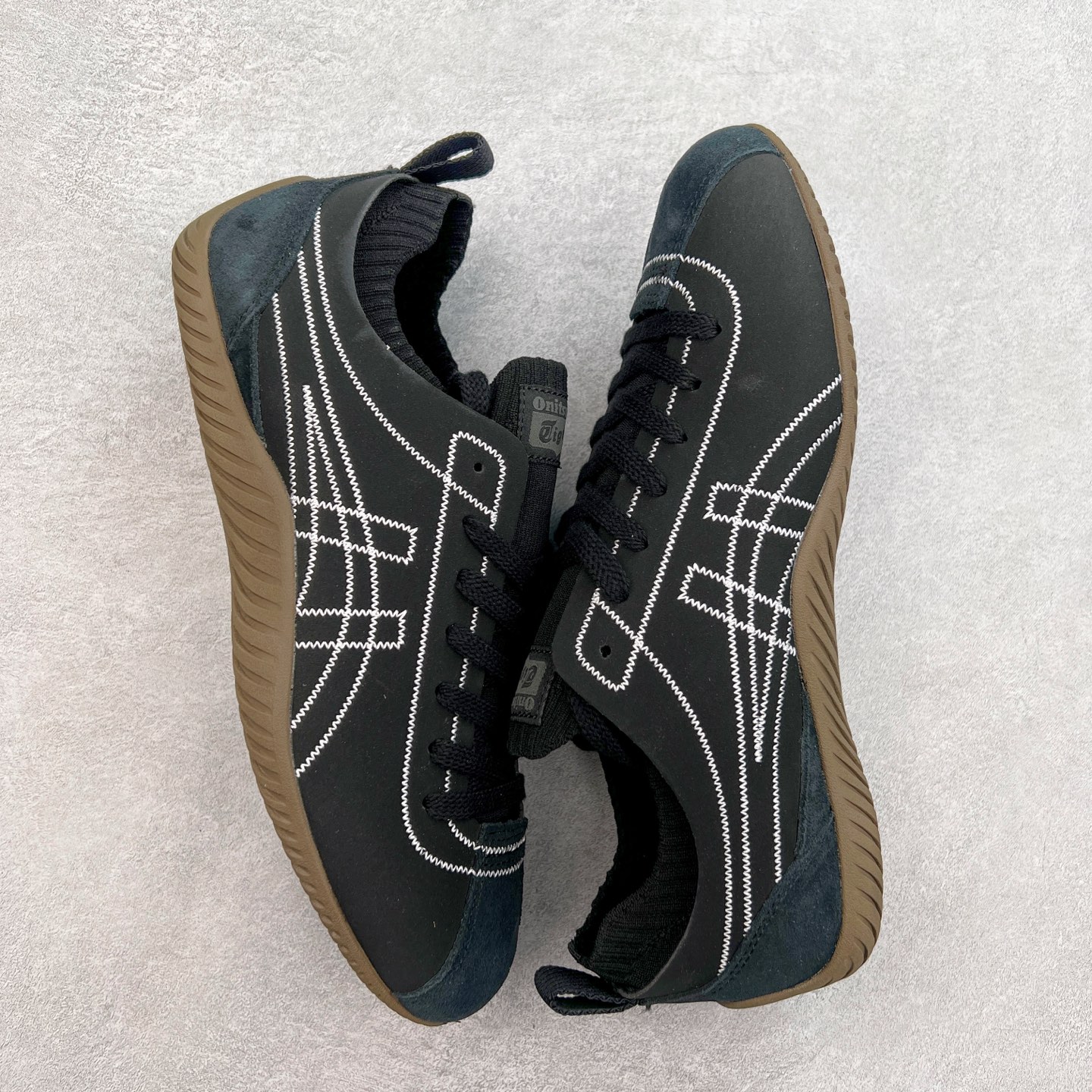 图片[3]-Onitsuka Tiger 鬼塚虎 Sclaw 轻便舒适防滑耐磨透气支撑吸汗低帮生活休闲鞋 低帮设计简洁利落 流畅的线条勾勒出随性的风格 鞋口织物收口 经典鞋袜一体 明线设计标志性logo 采用织物和柔软皮革拼接 时尚质感满满 防磨耐磨大底 上脚轻便舒适 尺码：36 37 37.5 38 39 39.5 40 40.5 41.5 42 42.5 43.5 44 45-选品中心