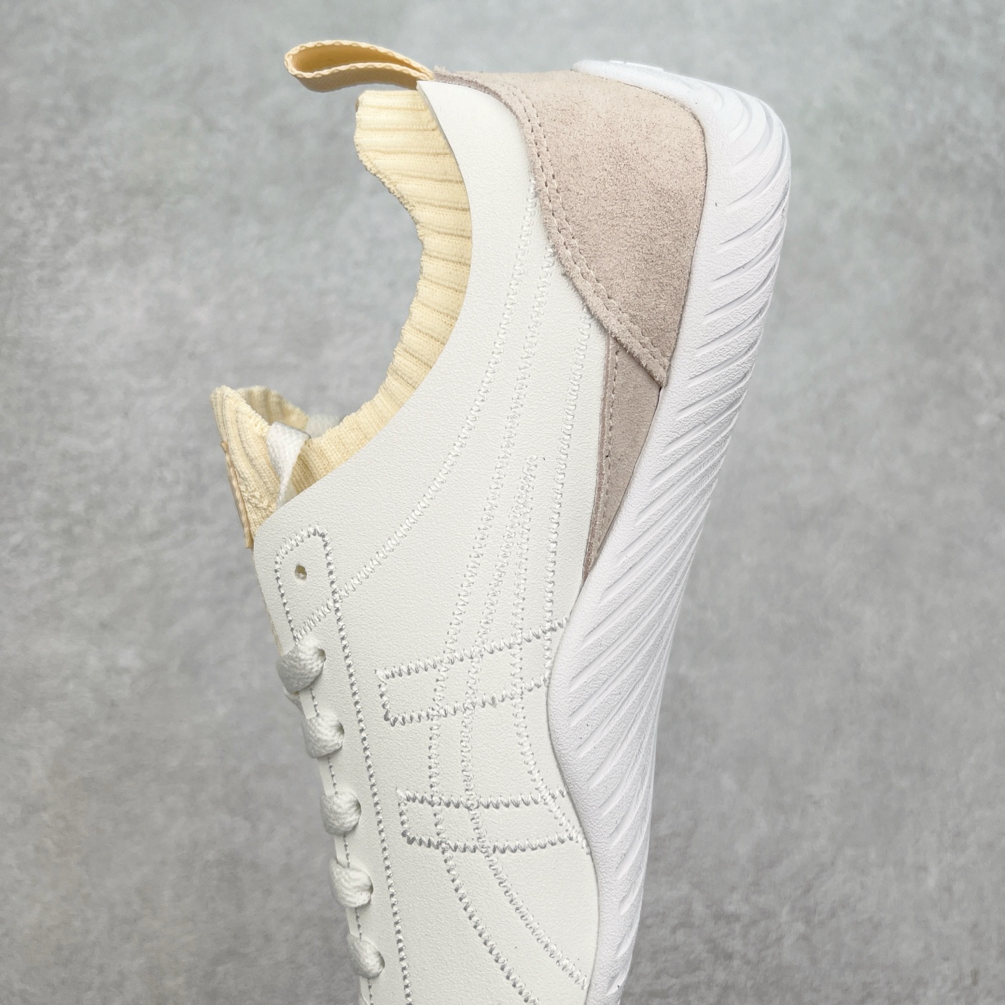 图片[7]-Onitsuka Tiger 鬼塚虎 Sclaw 轻便舒适防滑耐磨透气支撑吸汗低帮生活休闲鞋 低帮设计简洁利落 流畅的线条勾勒出随性的风格 鞋口织物收口 经典鞋袜一体 明线设计标志性logo 采用织物和柔软皮革拼接 时尚质感满满 防磨耐磨大底 上脚轻便舒适 尺码：36 37 37.5 38 39 39.5 40 40.5 41.5 42 42.5 43.5 44 45-选品中心