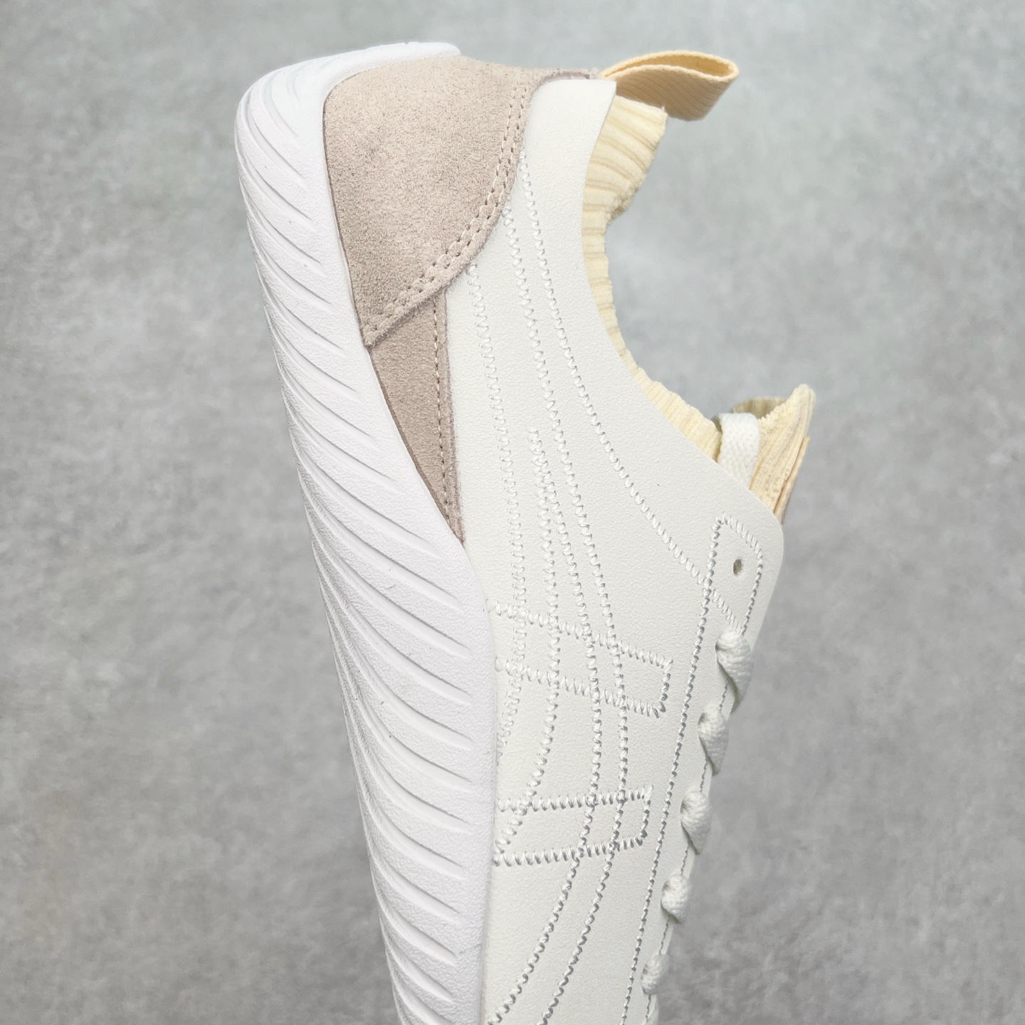 图片[6]-Onitsuka Tiger 鬼塚虎 Sclaw 轻便舒适防滑耐磨透气支撑吸汗低帮生活休闲鞋 低帮设计简洁利落 流畅的线条勾勒出随性的风格 鞋口织物收口 经典鞋袜一体 明线设计标志性logo 采用织物和柔软皮革拼接 时尚质感满满 防磨耐磨大底 上脚轻便舒适 尺码：36 37 37.5 38 39 39.5 40 40.5 41.5 42 42.5 43.5 44 45-选品中心