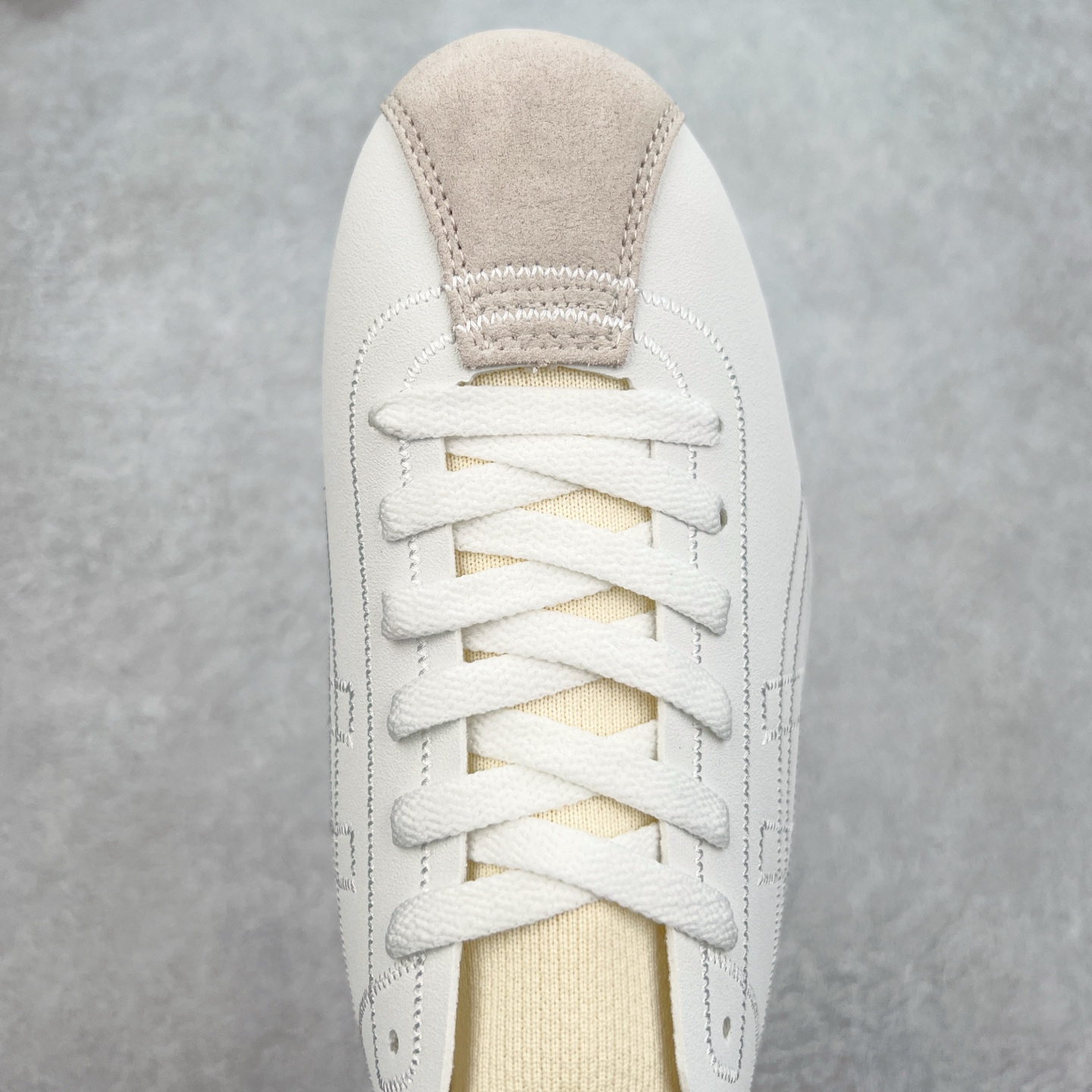 图片[4]-Onitsuka Tiger 鬼塚虎 Sclaw 轻便舒适防滑耐磨透气支撑吸汗低帮生活休闲鞋 低帮设计简洁利落 流畅的线条勾勒出随性的风格 鞋口织物收口 经典鞋袜一体 明线设计标志性logo 采用织物和柔软皮革拼接 时尚质感满满 防磨耐磨大底 上脚轻便舒适 尺码：36 37 37.5 38 39 39.5 40 40.5 41.5 42 42.5 43.5 44 45-选品中心