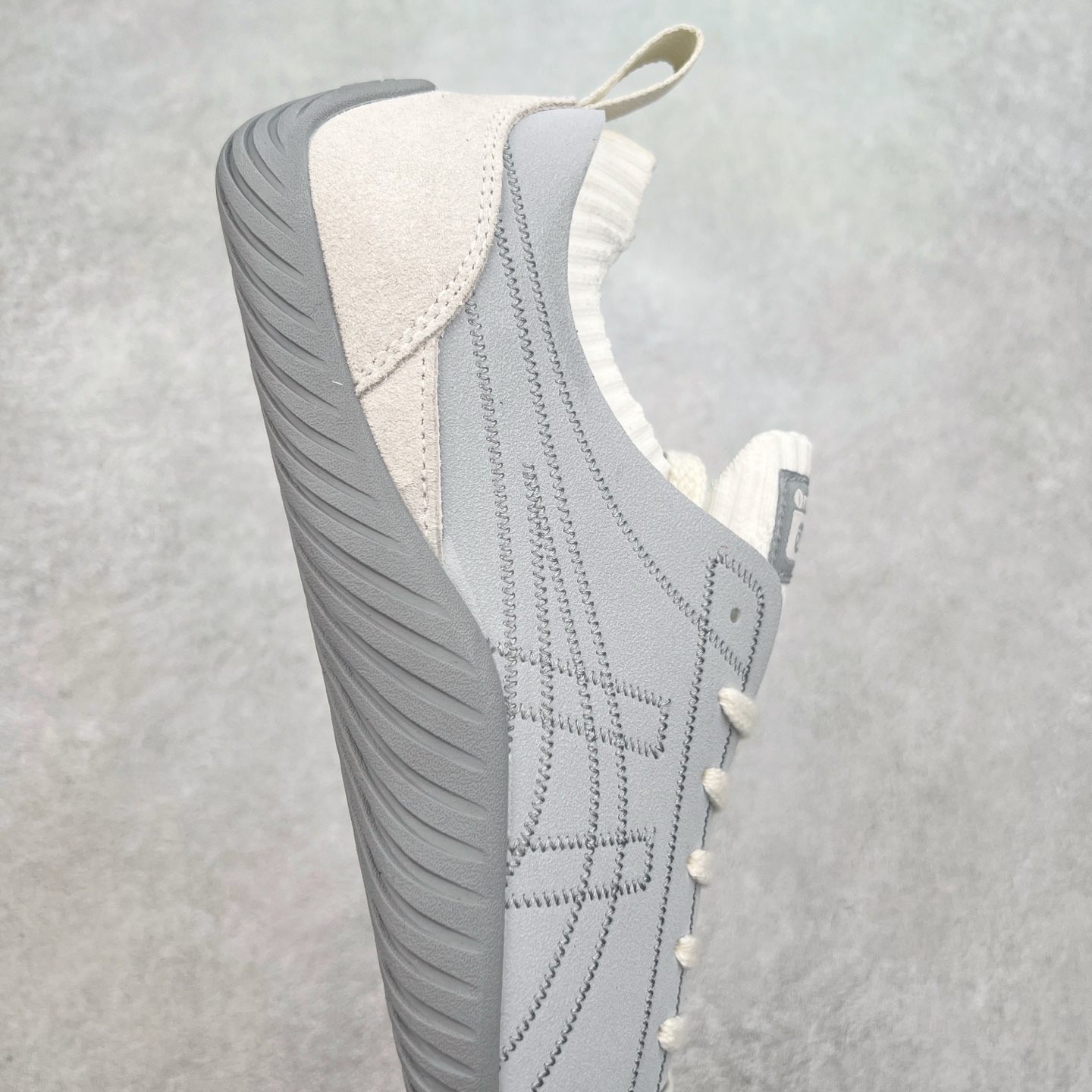 图片[6]-Onitsuka Tiger 鬼塚虎 Sclaw 轻便舒适防滑耐磨透气支撑吸汗低帮生活休闲鞋 低帮设计简洁利落 流畅的线条勾勒出随性的风格 鞋口织物收口 经典鞋袜一体 明线设计标志性logo 采用织物和柔软皮革拼接 时尚质感满满 防磨耐磨大底 上脚轻便舒适 尺码：36 37 37.5 38 39 39.5 40 40.5 41.5 42 42.5 43.5 44 45-选品中心