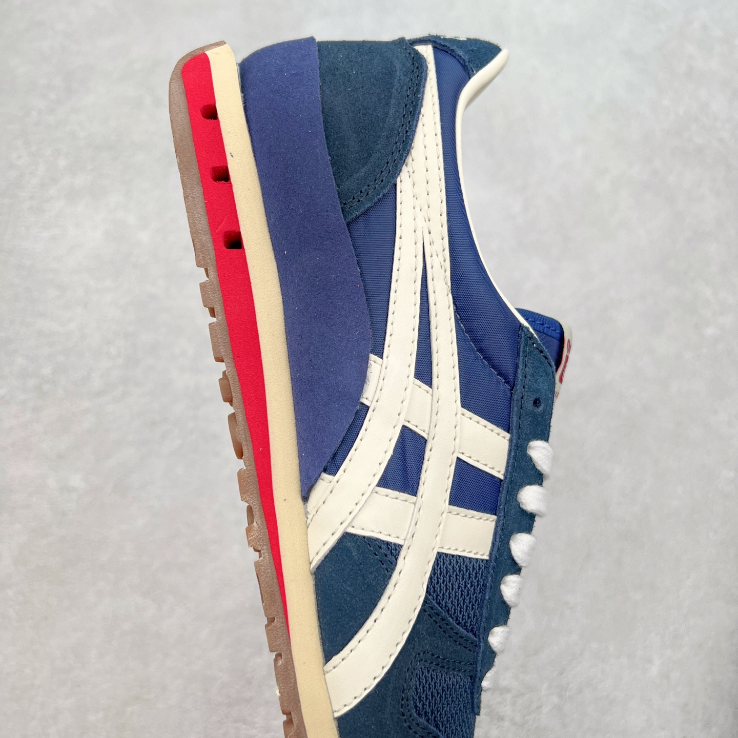 图片[6]-Asics Onitsuka Tiger Ultimate 81 EX 亚瑟士终极系列低帮复古风百搭皮革休闲运动慢跑鞋 采用软质荔枝纹牛培皮鞋面材质 配置OrthoLite鞋垫 轻质Eva缓震组合耐磨橡胶外底 Onitsuka Tiger 鬼塚虎 ULTIMATE 81EX 1183B510 中性款运动鞋 鞋跟底部的缓震孔设计以及TPU后跟保护片强化稳定性 造就合乎新时代高性能运动鞋标准的现代鞋款 牛皮革鞋面 FLYTEFOAM Propel中底增强缓震性与回弹性 鞋跟处采用fuzeGEL缓震胶科技 强化缓震 OrthoLite鞋垫 进一步强化缓震Gel-Kayano超轻量专业运动慢跑鞋 货号：1183B510-103 尺码：36-45-选品中心