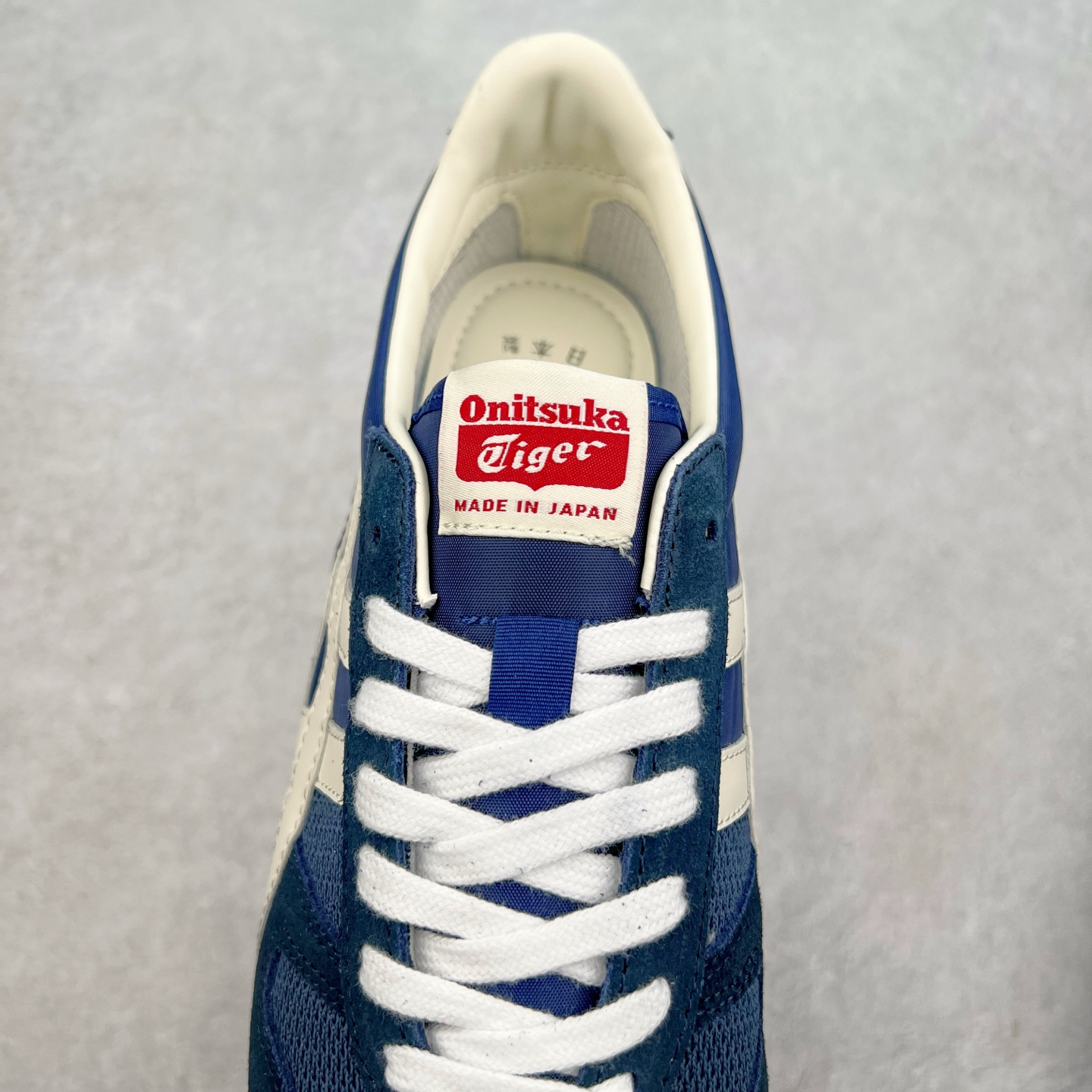 图片[5]-Asics Onitsuka Tiger Ultimate 81 EX 亚瑟士终极系列低帮复古风百搭皮革休闲运动慢跑鞋 采用软质荔枝纹牛培皮鞋面材质 配置OrthoLite鞋垫 轻质Eva缓震组合耐磨橡胶外底 Onitsuka Tiger 鬼塚虎 ULTIMATE 81EX 1183B510 中性款运动鞋 鞋跟底部的缓震孔设计以及TPU后跟保护片强化稳定性 造就合乎新时代高性能运动鞋标准的现代鞋款 牛皮革鞋面 FLYTEFOAM Propel中底增强缓震性与回弹性 鞋跟处采用fuzeGEL缓震胶科技 强化缓震 OrthoLite鞋垫 进一步强化缓震Gel-Kayano超轻量专业运动慢跑鞋 货号：1183B510-103 尺码：36-45-选品中心