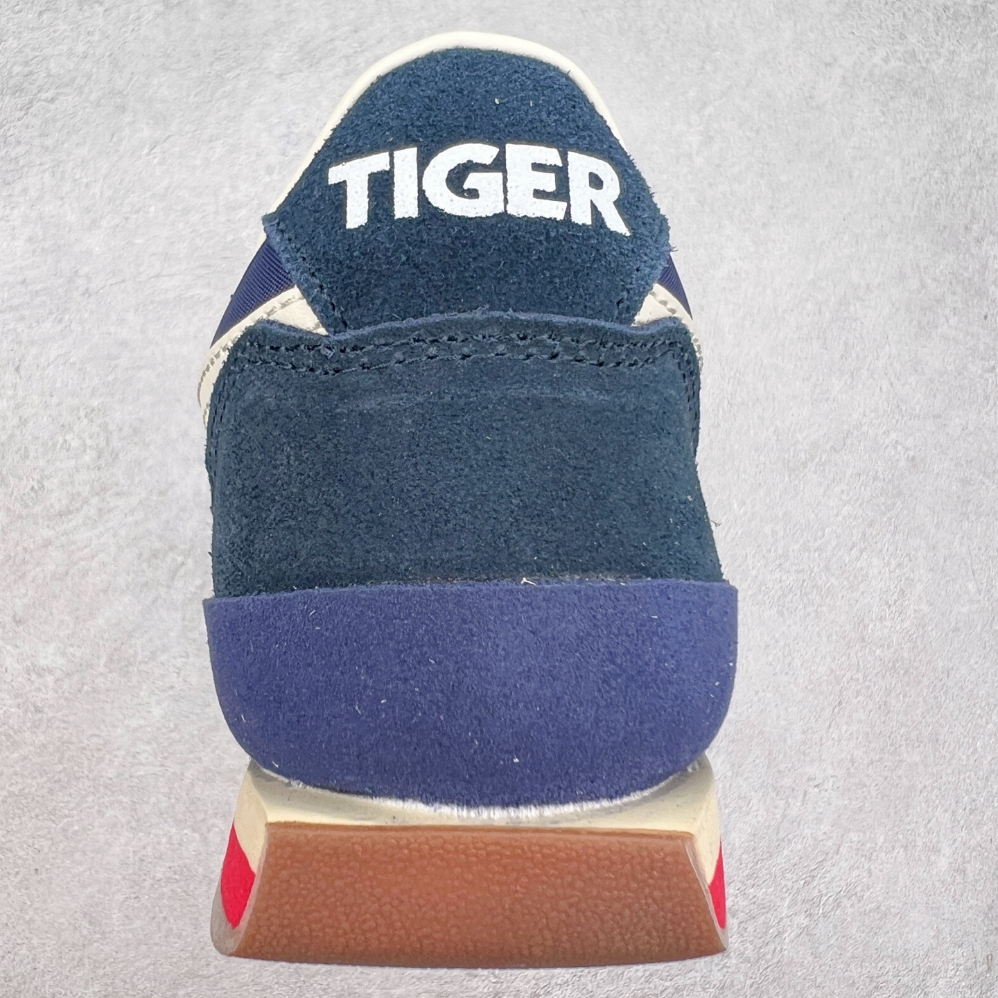 图片[8]-Asics Onitsuka Tiger Ultimate 81 EX 亚瑟士终极系列低帮复古风百搭皮革休闲运动慢跑鞋 采用软质荔枝纹牛培皮鞋面材质 配置OrthoLite鞋垫 轻质Eva缓震组合耐磨橡胶外底 Onitsuka Tiger 鬼塚虎 ULTIMATE 81EX 1183B510 中性款运动鞋 鞋跟底部的缓震孔设计以及TPU后跟保护片强化稳定性 造就合乎新时代高性能运动鞋标准的现代鞋款 牛皮革鞋面 FLYTEFOAM Propel中底增强缓震性与回弹性 鞋跟处采用fuzeGEL缓震胶科技 强化缓震 OrthoLite鞋垫 进一步强化缓震Gel-Kayano超轻量专业运动慢跑鞋 货号：1183B510-103 尺码：36-45-选品中心