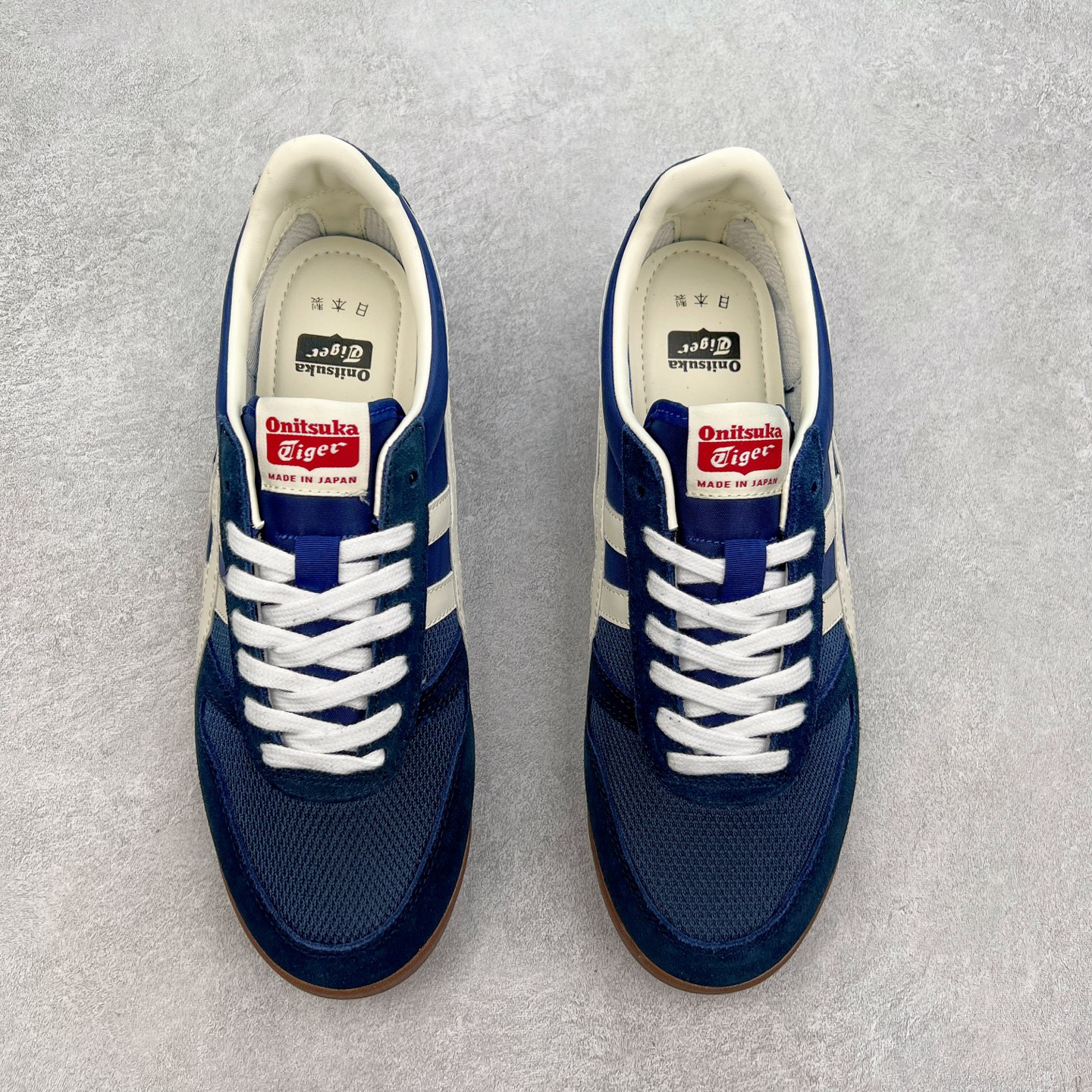 图片[2]-Asics Onitsuka Tiger Ultimate 81 EX 亚瑟士终极系列低帮复古风百搭皮革休闲运动慢跑鞋 采用软质荔枝纹牛培皮鞋面材质 配置OrthoLite鞋垫 轻质Eva缓震组合耐磨橡胶外底 Onitsuka Tiger 鬼塚虎 ULTIMATE 81EX 1183B510 中性款运动鞋 鞋跟底部的缓震孔设计以及TPU后跟保护片强化稳定性 造就合乎新时代高性能运动鞋标准的现代鞋款 牛皮革鞋面 FLYTEFOAM Propel中底增强缓震性与回弹性 鞋跟处采用fuzeGEL缓震胶科技 强化缓震 OrthoLite鞋垫 进一步强化缓震Gel-Kayano超轻量专业运动慢跑鞋 货号：1183B510-103 尺码：36-45-选品中心