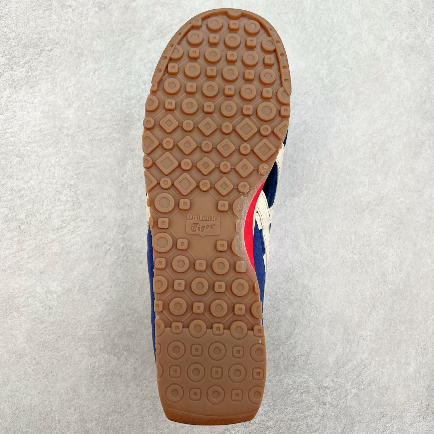 图片[9]-Asics Onitsuka Tiger Ultimate 81 EX 亚瑟士终极系列低帮复古风百搭皮革休闲运动慢跑鞋 采用软质荔枝纹牛培皮鞋面材质 配置OrthoLite鞋垫 轻质Eva缓震组合耐磨橡胶外底 Onitsuka Tiger 鬼塚虎 ULTIMATE 81EX 1183B510 中性款运动鞋 鞋跟底部的缓震孔设计以及TPU后跟保护片强化稳定性 造就合乎新时代高性能运动鞋标准的现代鞋款 牛皮革鞋面 FLYTEFOAM Propel中底增强缓震性与回弹性 鞋跟处采用fuzeGEL缓震胶科技 强化缓震 OrthoLite鞋垫 进一步强化缓震Gel-Kayano超轻量专业运动慢跑鞋 货号：1183B510-103 尺码：36-45-选品中心