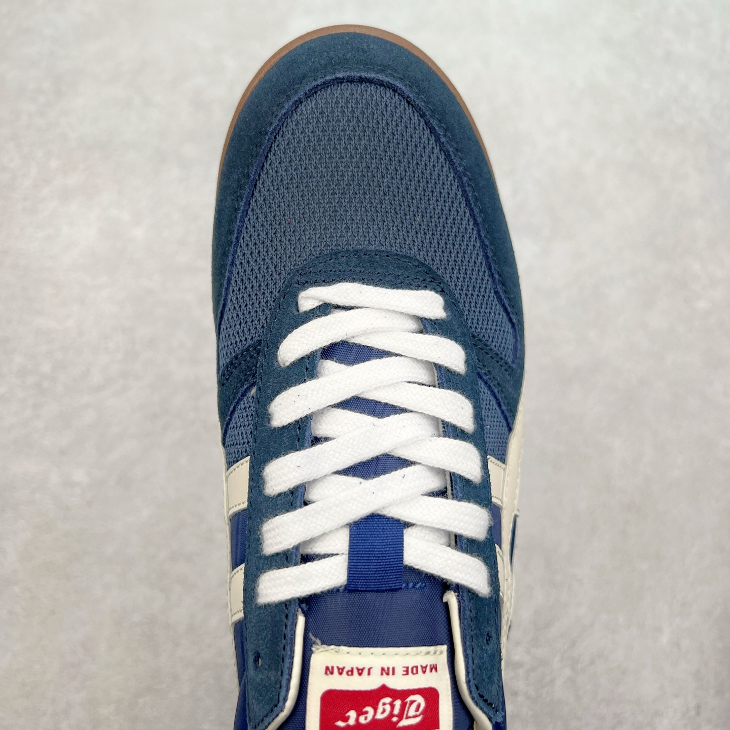 图片[4]-Asics Onitsuka Tiger Ultimate 81 EX 亚瑟士终极系列低帮复古风百搭皮革休闲运动慢跑鞋 采用软质荔枝纹牛培皮鞋面材质 配置OrthoLite鞋垫 轻质Eva缓震组合耐磨橡胶外底 Onitsuka Tiger 鬼塚虎 ULTIMATE 81EX 1183B510 中性款运动鞋 鞋跟底部的缓震孔设计以及TPU后跟保护片强化稳定性 造就合乎新时代高性能运动鞋标准的现代鞋款 牛皮革鞋面 FLYTEFOAM Propel中底增强缓震性与回弹性 鞋跟处采用fuzeGEL缓震胶科技 强化缓震 OrthoLite鞋垫 进一步强化缓震Gel-Kayano超轻量专业运动慢跑鞋 货号：1183B510-103 尺码：36-45-选品中心