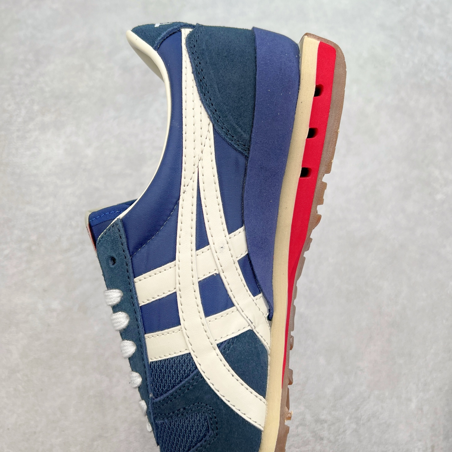 图片[7]-Asics Onitsuka Tiger Ultimate 81 EX 亚瑟士终极系列低帮复古风百搭皮革休闲运动慢跑鞋 采用软质荔枝纹牛培皮鞋面材质 配置OrthoLite鞋垫 轻质Eva缓震组合耐磨橡胶外底 Onitsuka Tiger 鬼塚虎 ULTIMATE 81EX 1183B510 中性款运动鞋 鞋跟底部的缓震孔设计以及TPU后跟保护片强化稳定性 造就合乎新时代高性能运动鞋标准的现代鞋款 牛皮革鞋面 FLYTEFOAM Propel中底增强缓震性与回弹性 鞋跟处采用fuzeGEL缓震胶科技 强化缓震 OrthoLite鞋垫 进一步强化缓震Gel-Kayano超轻量专业运动慢跑鞋 货号：1183B510-103 尺码：36-45-选品中心