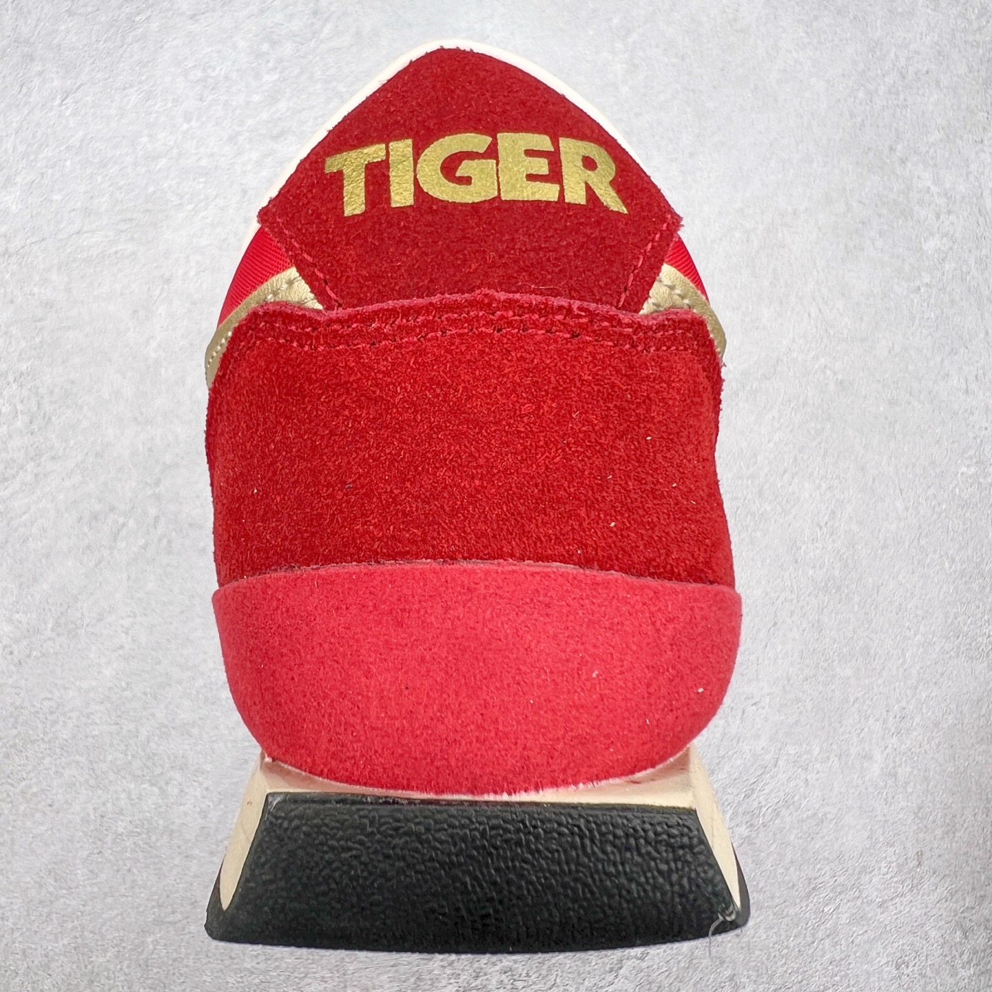 图片[8]-Asics Onitsuka Tiger Ultimate 81 EX 亚瑟士终极系列低帮复古风百搭皮革休闲运动慢跑鞋 采用软质荔枝纹牛培皮鞋面材质 配置OrthoLite鞋垫 轻质Eva缓震组合耐磨橡胶外底 Onitsuka Tiger 鬼塚虎 ULTIMATE 81EX 1183B510 中性款运动鞋 鞋跟底部的缓震孔设计以及TPU后跟保护片强化稳定性 造就合乎新时代高性能运动鞋标准的现代鞋款 牛皮革鞋面 FLYTEFOAM Propel中底增强缓震性与回弹性 鞋跟处采用fuzeGEL缓震胶科技 强化缓震 OrthoLite鞋垫 进一步强化缓震Gel-Kayano超轻量专业运动慢跑鞋 货号：1183B510-103 尺码：36-45-选品中心